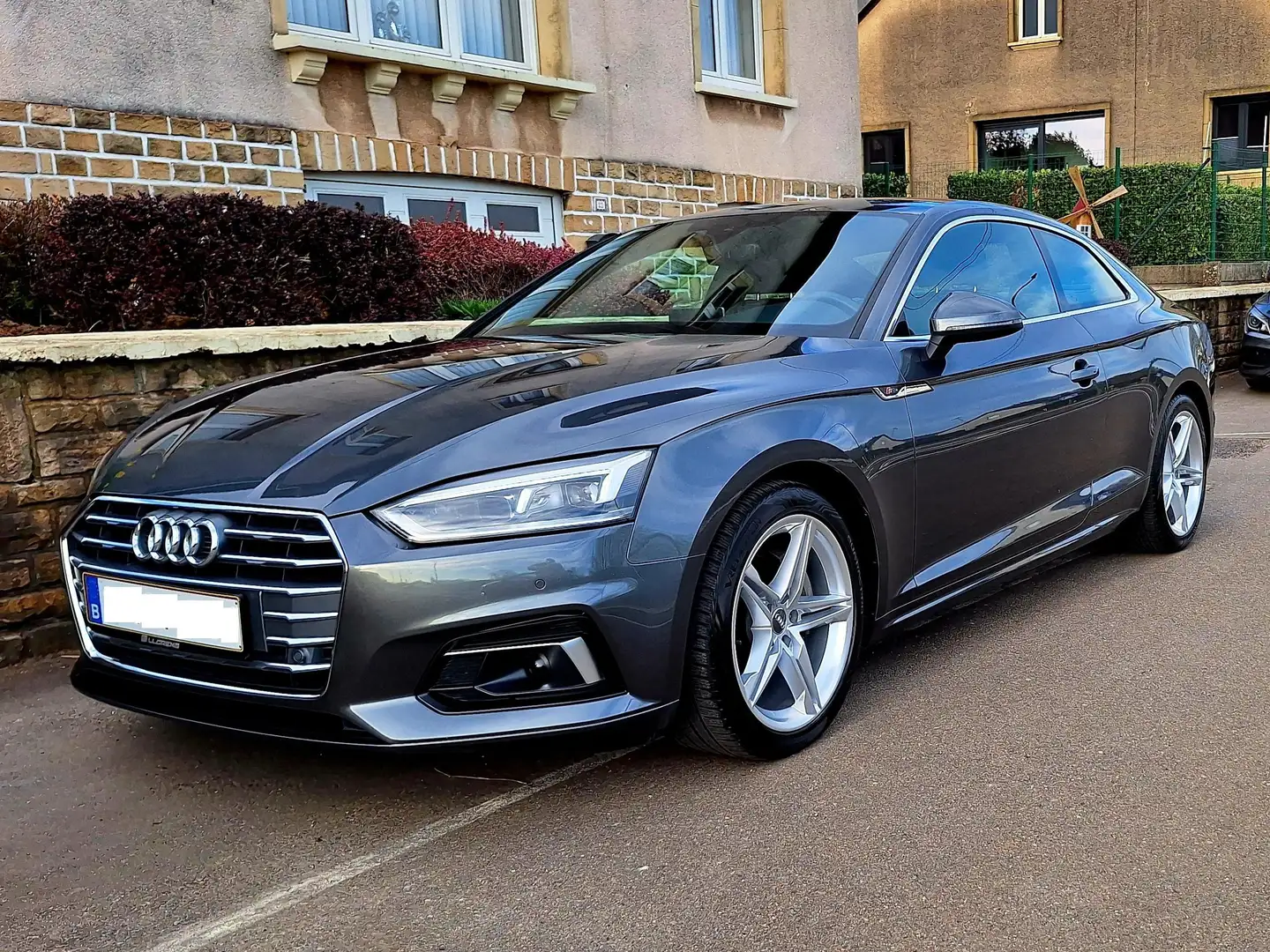 Audi A5 Coupé 2.0 TDi Stronic siva - 1