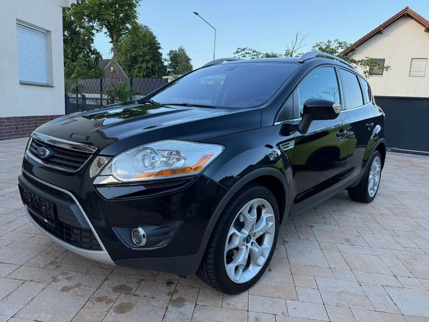 Ford Kuga 2.5 Titanium+LPG Gas+Leder+Panorama+Xenon+ Schwarz - 1