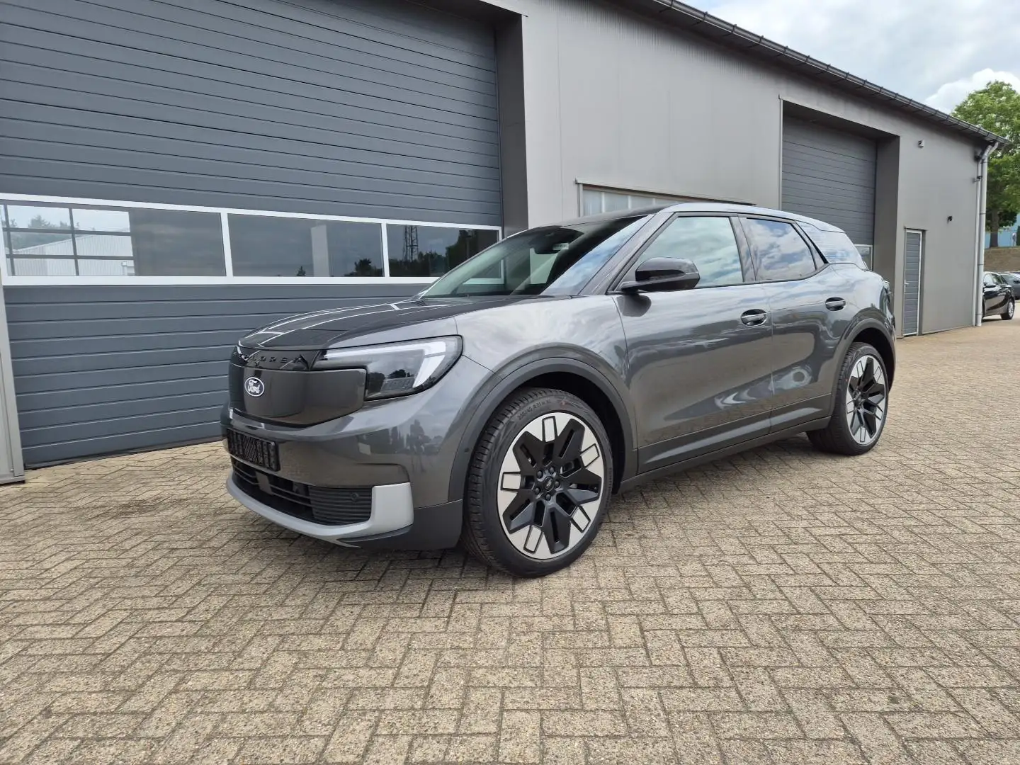 Ford Explorer Limited Edition (Extended Range 79kWh) 204PS Au... Grau - 1
