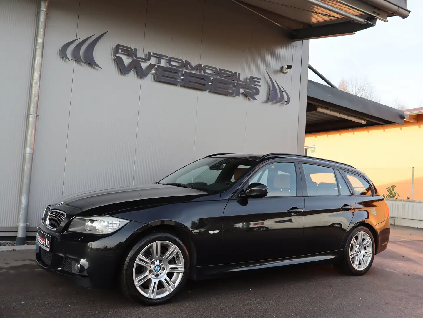 BMW 330 d xDrive DPF Touring Aut. *M-SPORTPAKET*NAVI*XENON Schwarz - 1