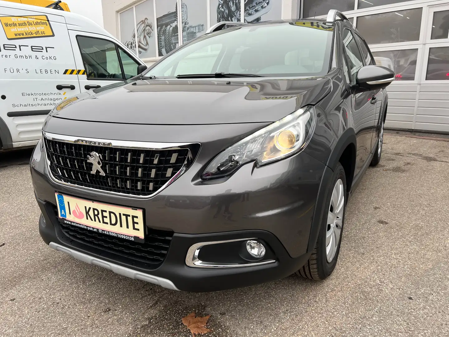Peugeot 2008 Signature Grau - 1