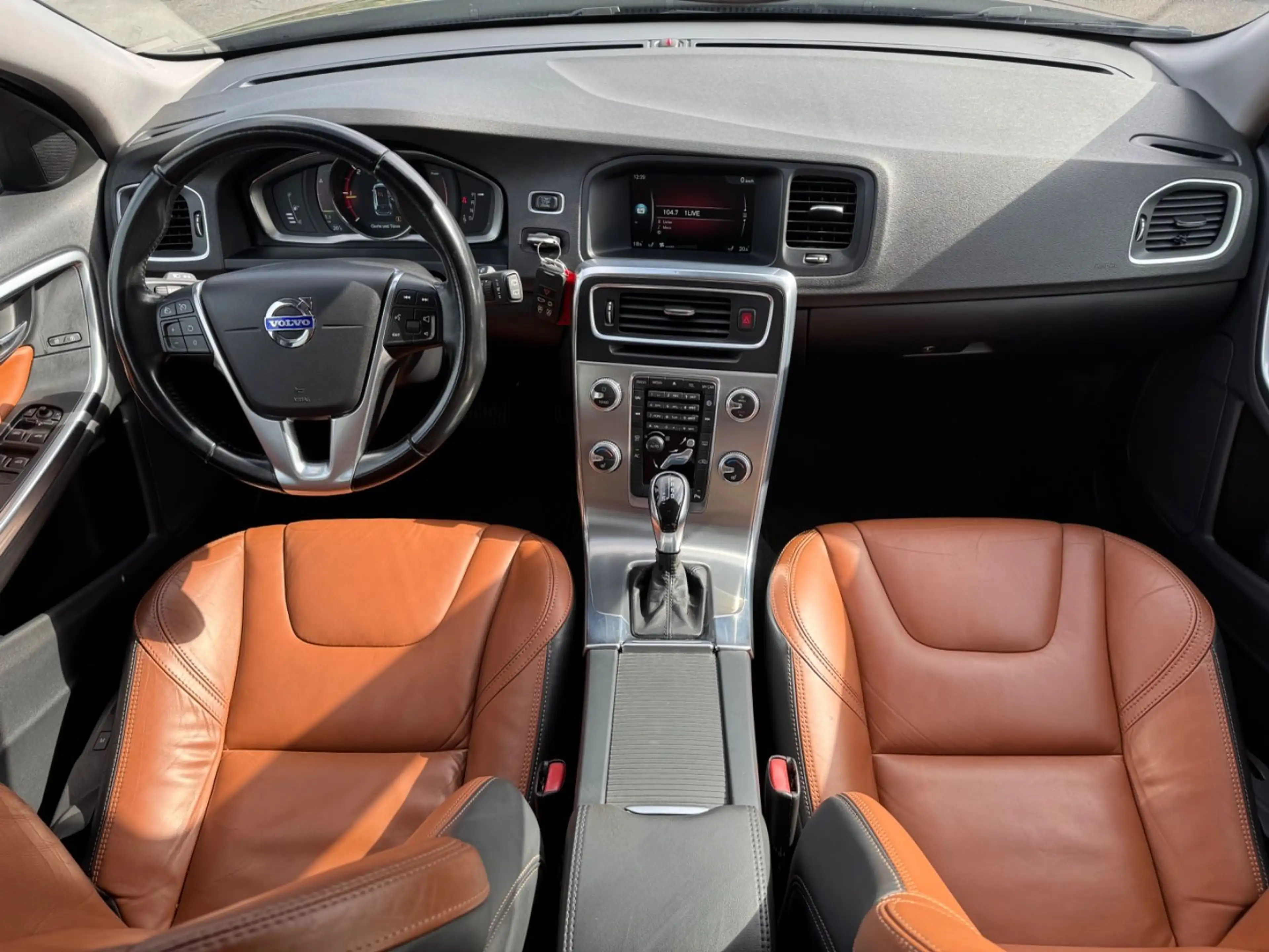 Volvo V60 D2 Momentum-Automatik-Leder-Navi-Tüv neu — photo 11