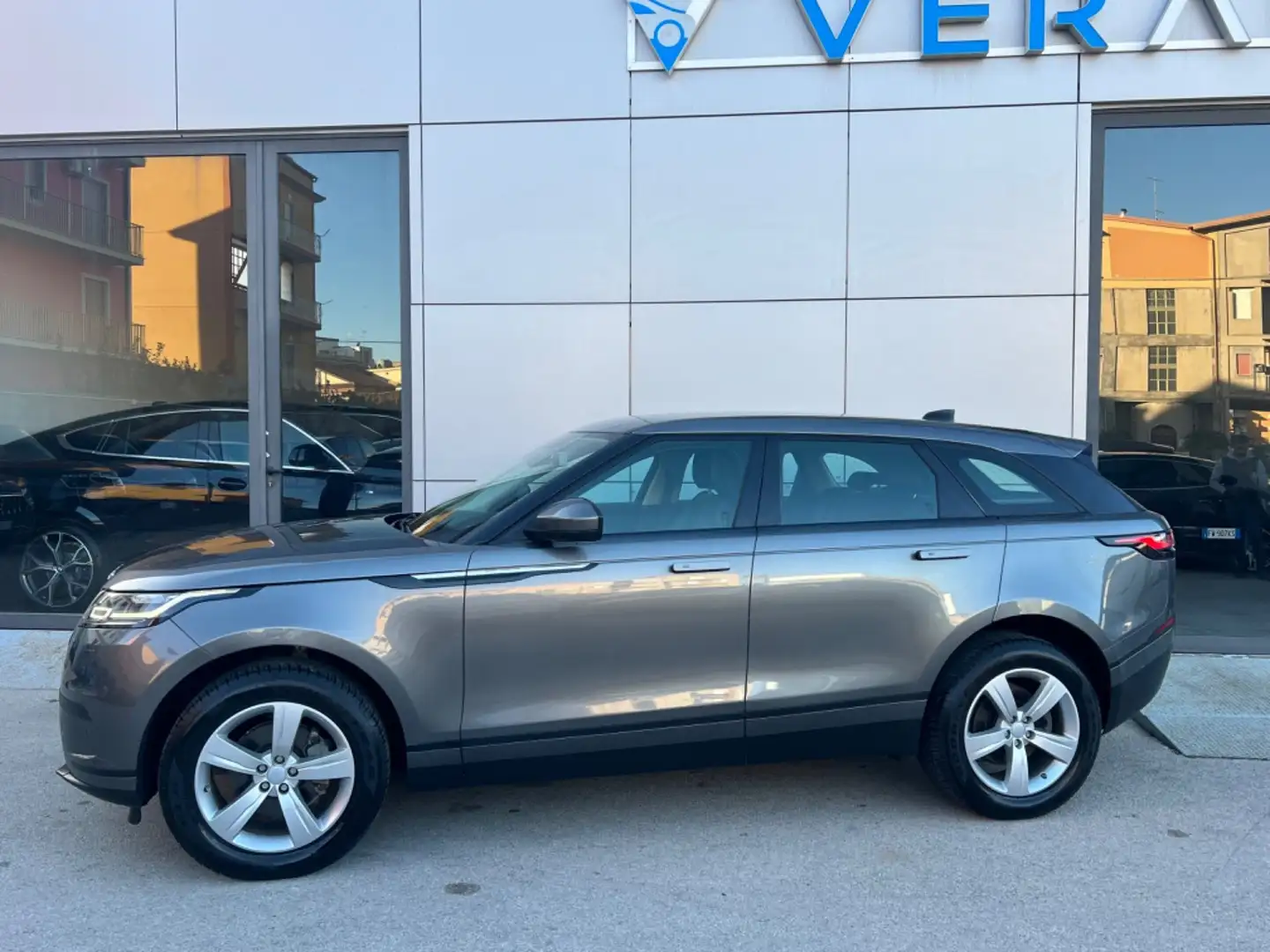 Land Rover Range Rover Velar 2.0d i4 R-Dynamic S 180cv auto Grigio - 2