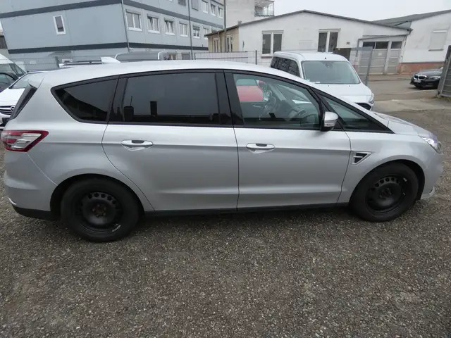 Ford S-Max view 9