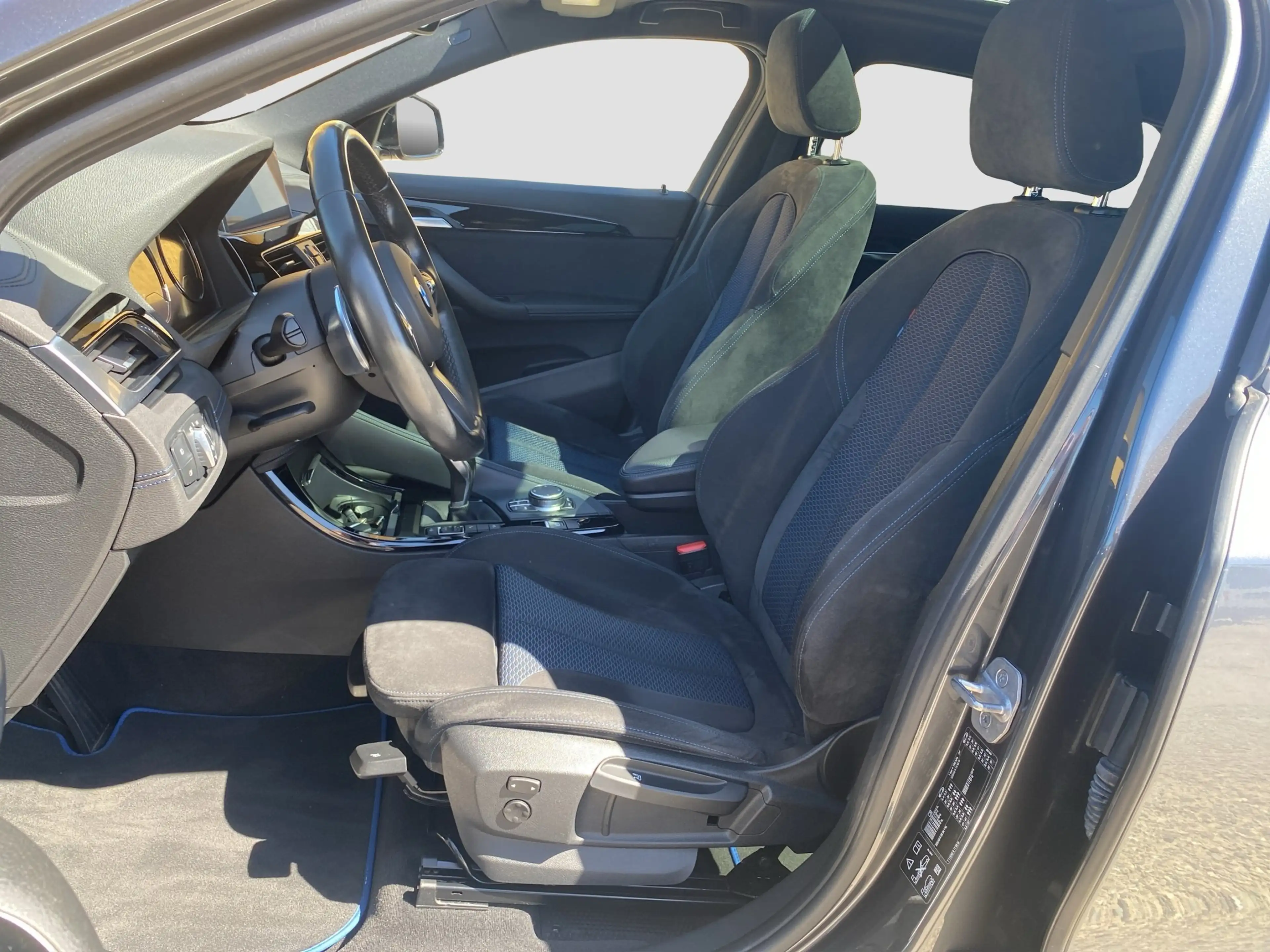 BMW X2 xDrive 20d //M-Sport X LED Pano AHK RFK HUD Hifi — photo 11