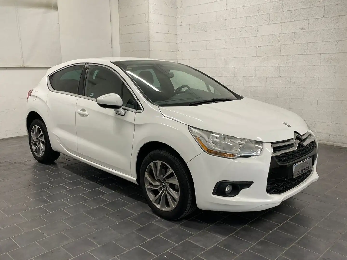 DS Automobiles DS 4 1.6 e-HDi 115cv So Chic Blanc - 1