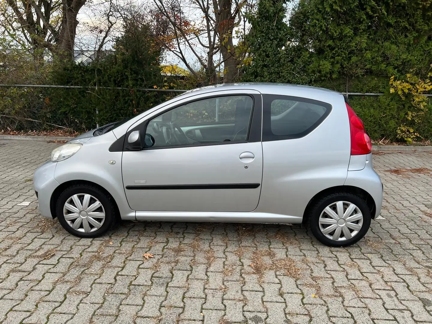 Peugeot 107 1.0-12V Millesim 200 Gris - 2