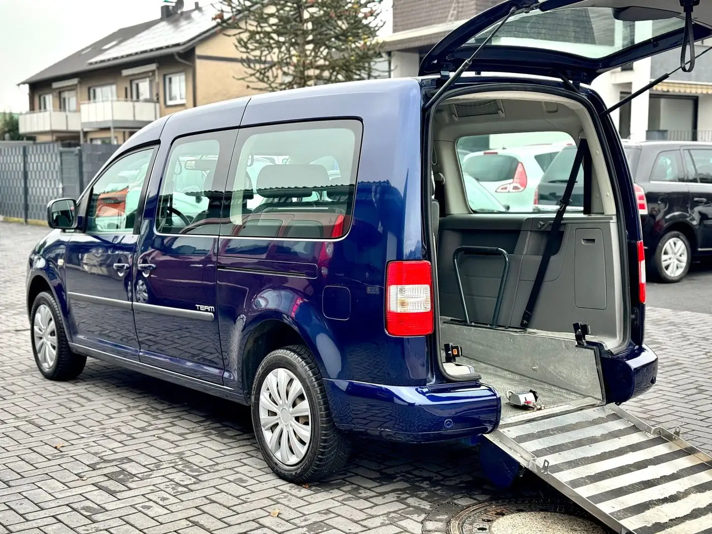Volkswagen Caddy Maxi 'Behindertengerecht-Rampe'5-Sitzer' Bleu - 1