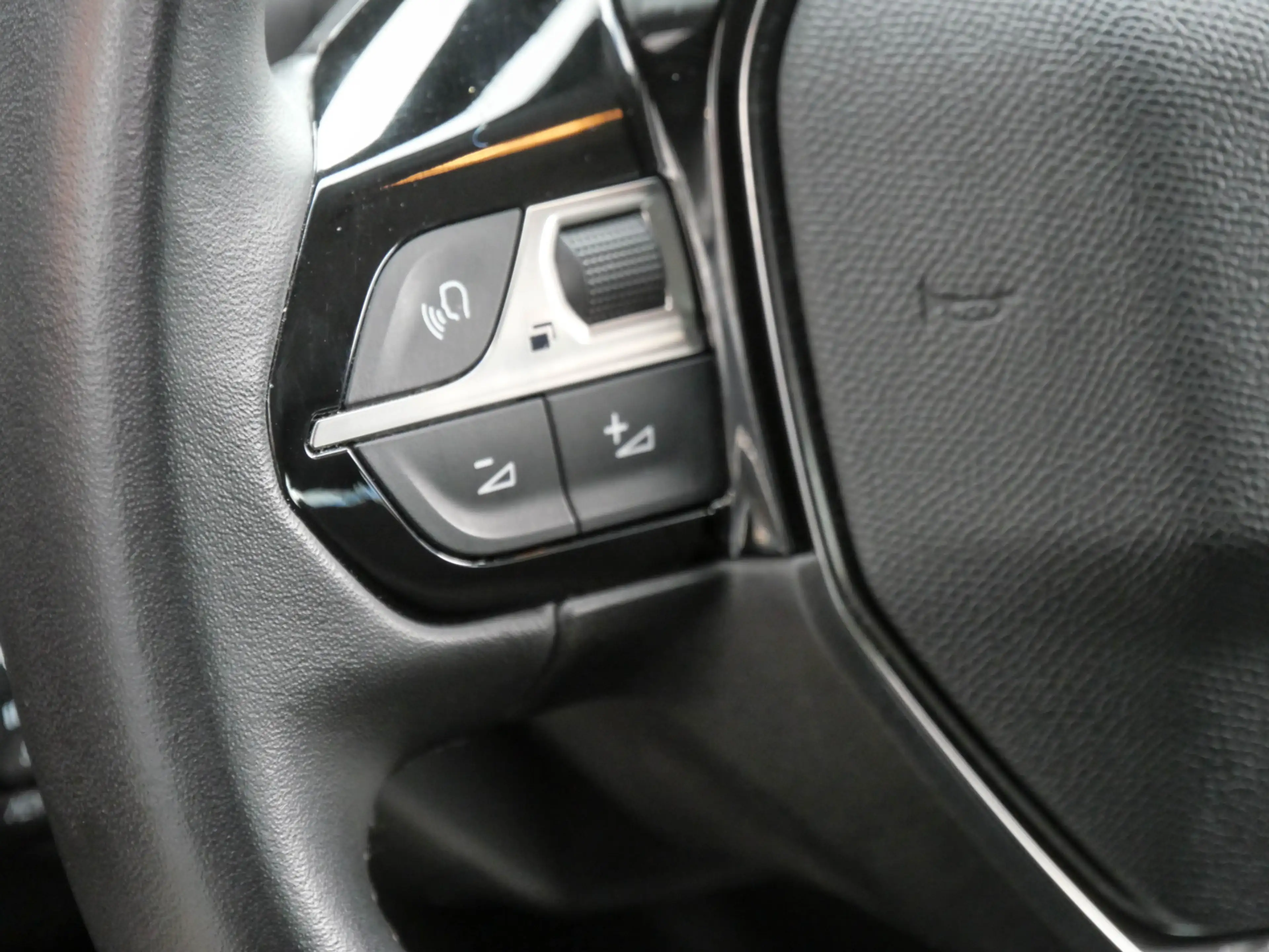 Peugeot e-208 EV Active 50 kWh | APPLE CARPLAY / ANDORID AUTO | — photo 11