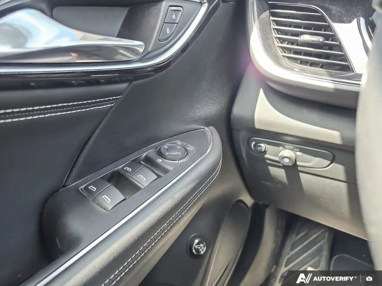 Buick Envision photo Buick Envision