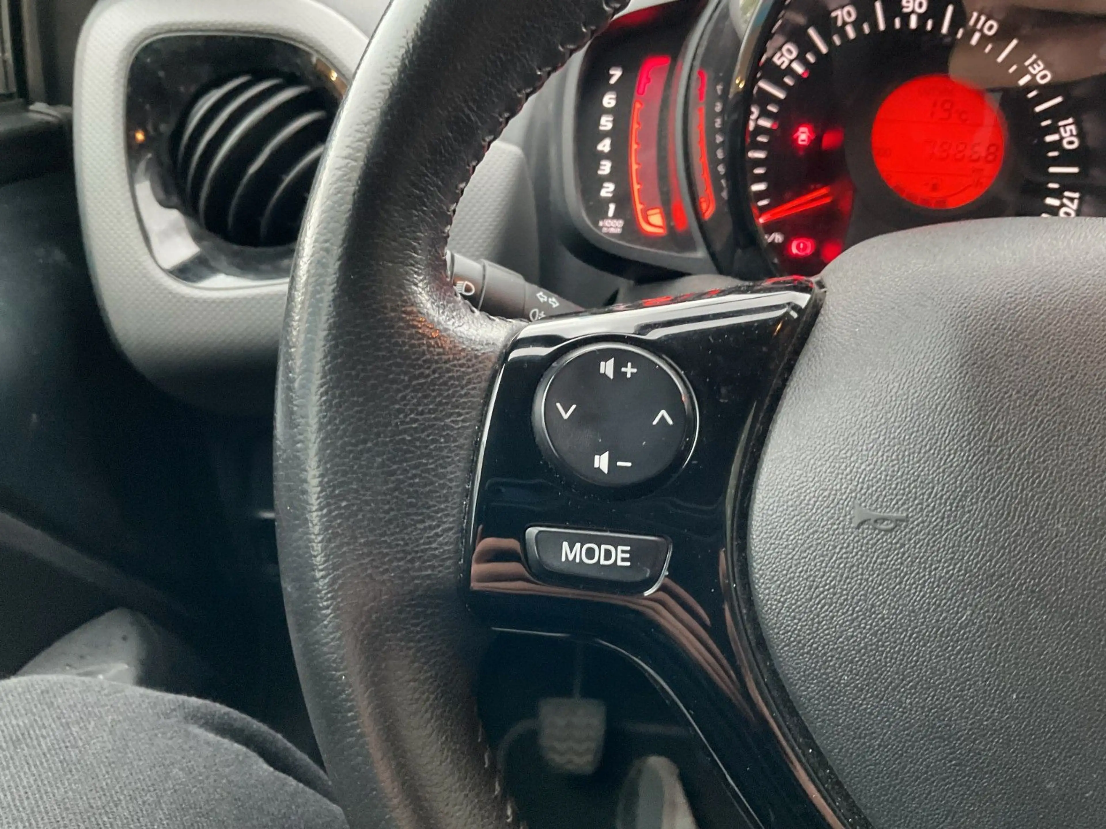 Peugeot 108 TOP Style Faltdach Klima Kamera — photo 12