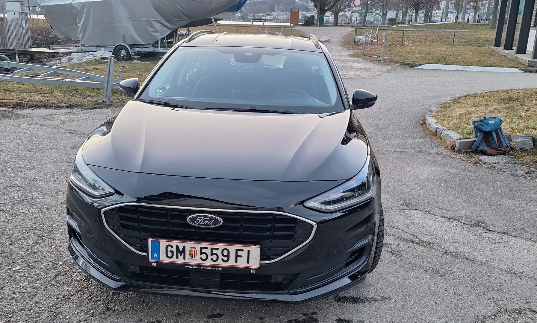 Ford Focus Focus Turnier 1,5 EcoBlue Cool&Connect, 8-fach ber Schwarz - 2