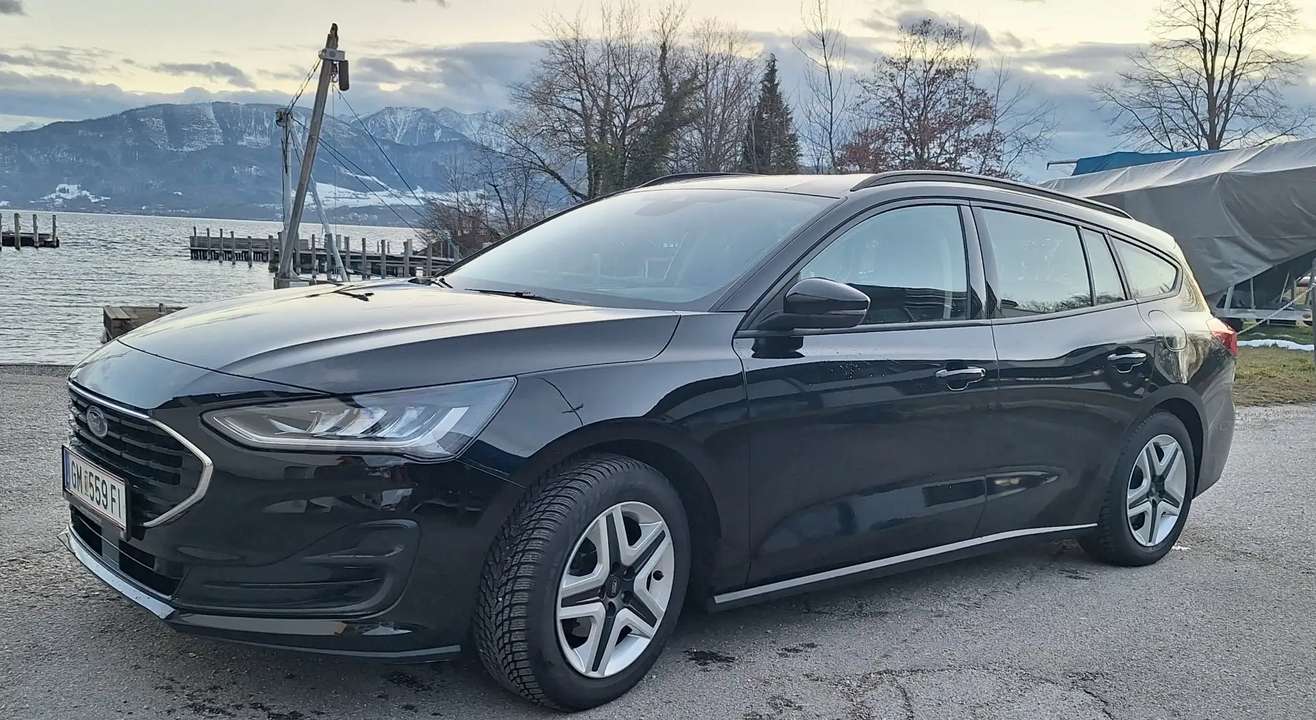 Ford Focus Focus Turnier 1,5 EcoBlue Cool&Connect, 8-fach ber Schwarz - 1