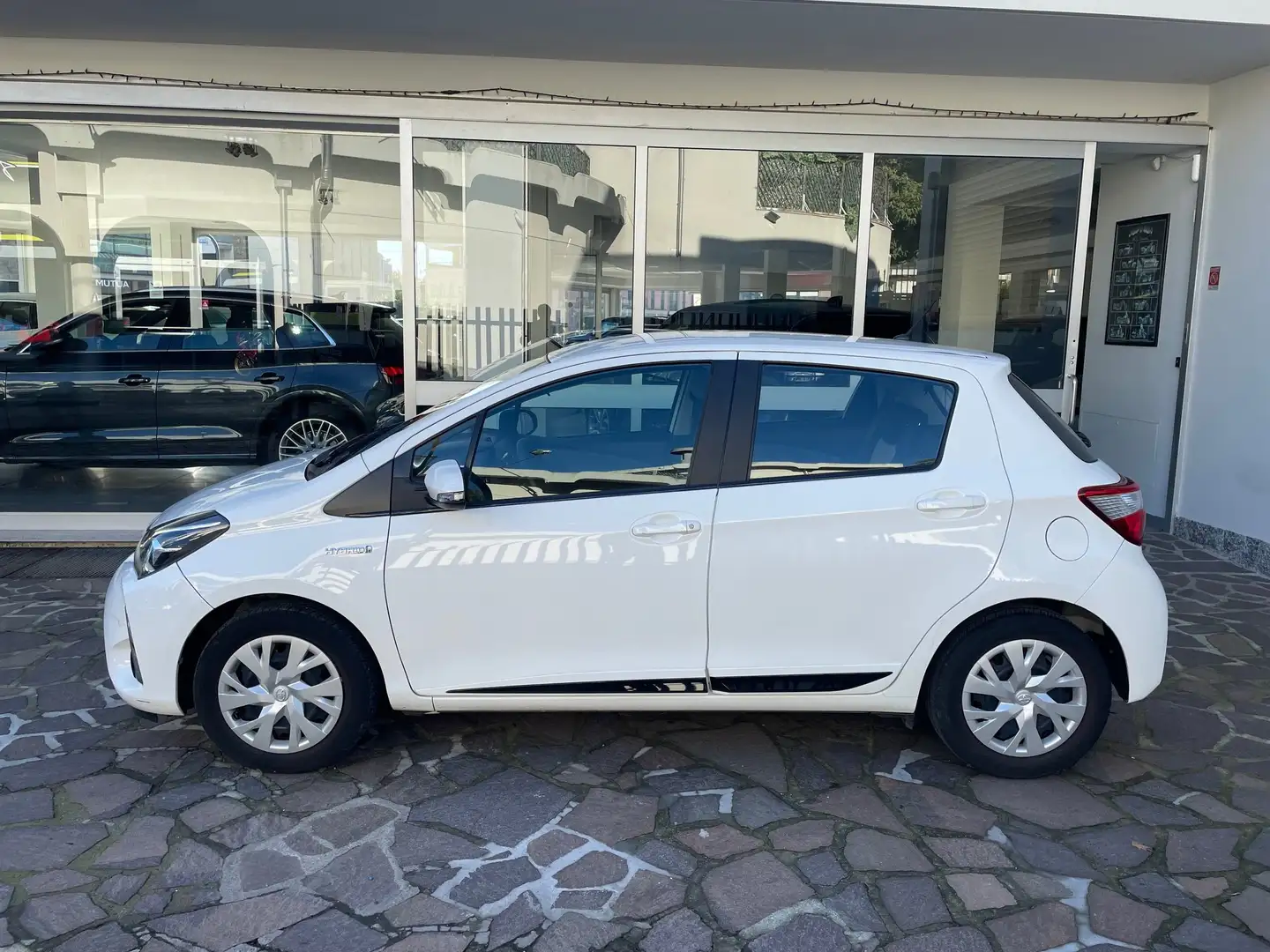 Toyota Yaris 5p 1.5h Active UNICO PROPRIETARIO OK NEOPATENTATI Wit - 2