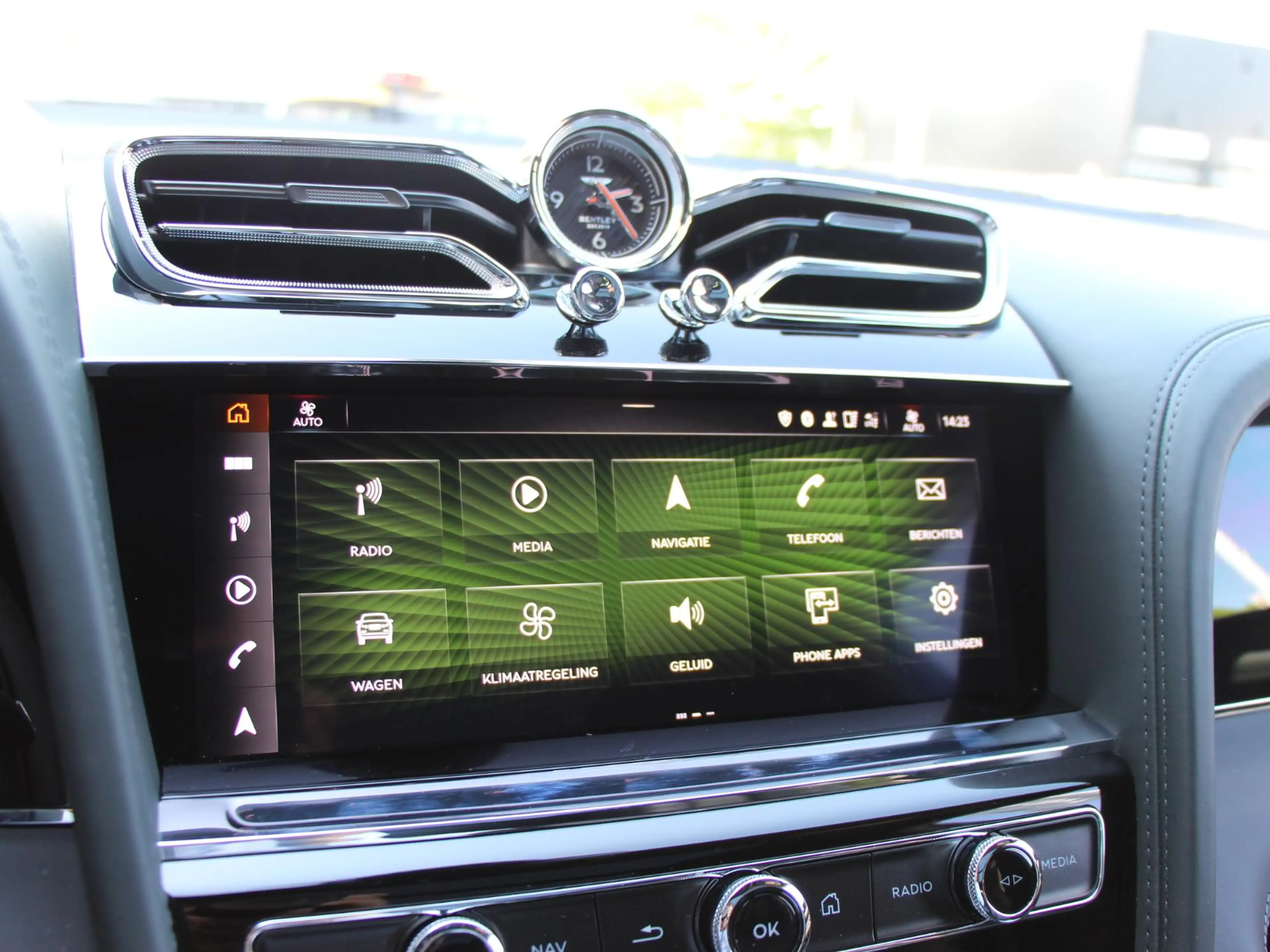 Bentley Bentayga 3.0 V6 Hybrid S | Naim | Massage | Comfort Spec | — photo 36