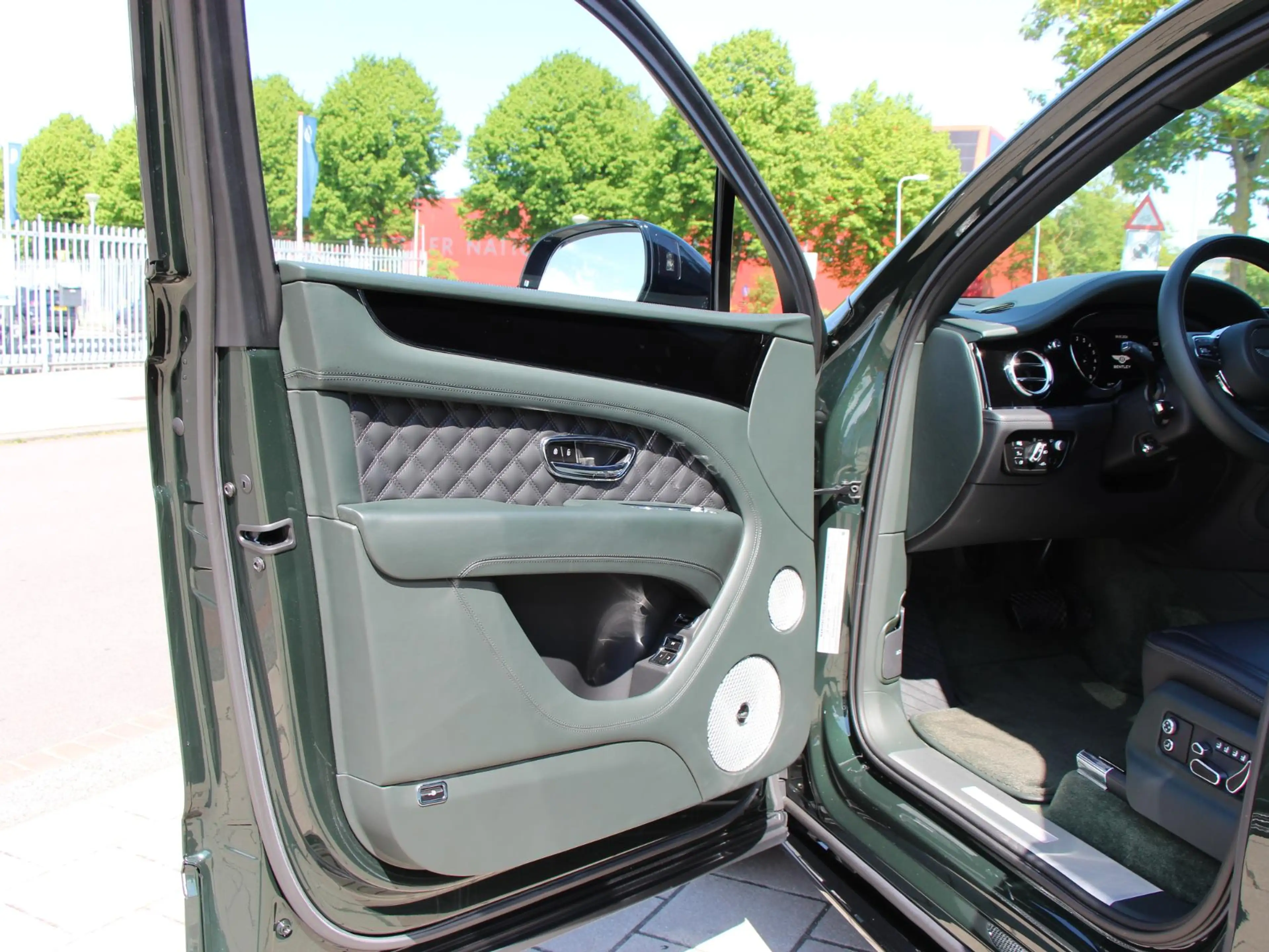 Bentley Bentayga 3.0 V6 Hybrid S | Naim | Massage | Comfort Spec | — photo 16
