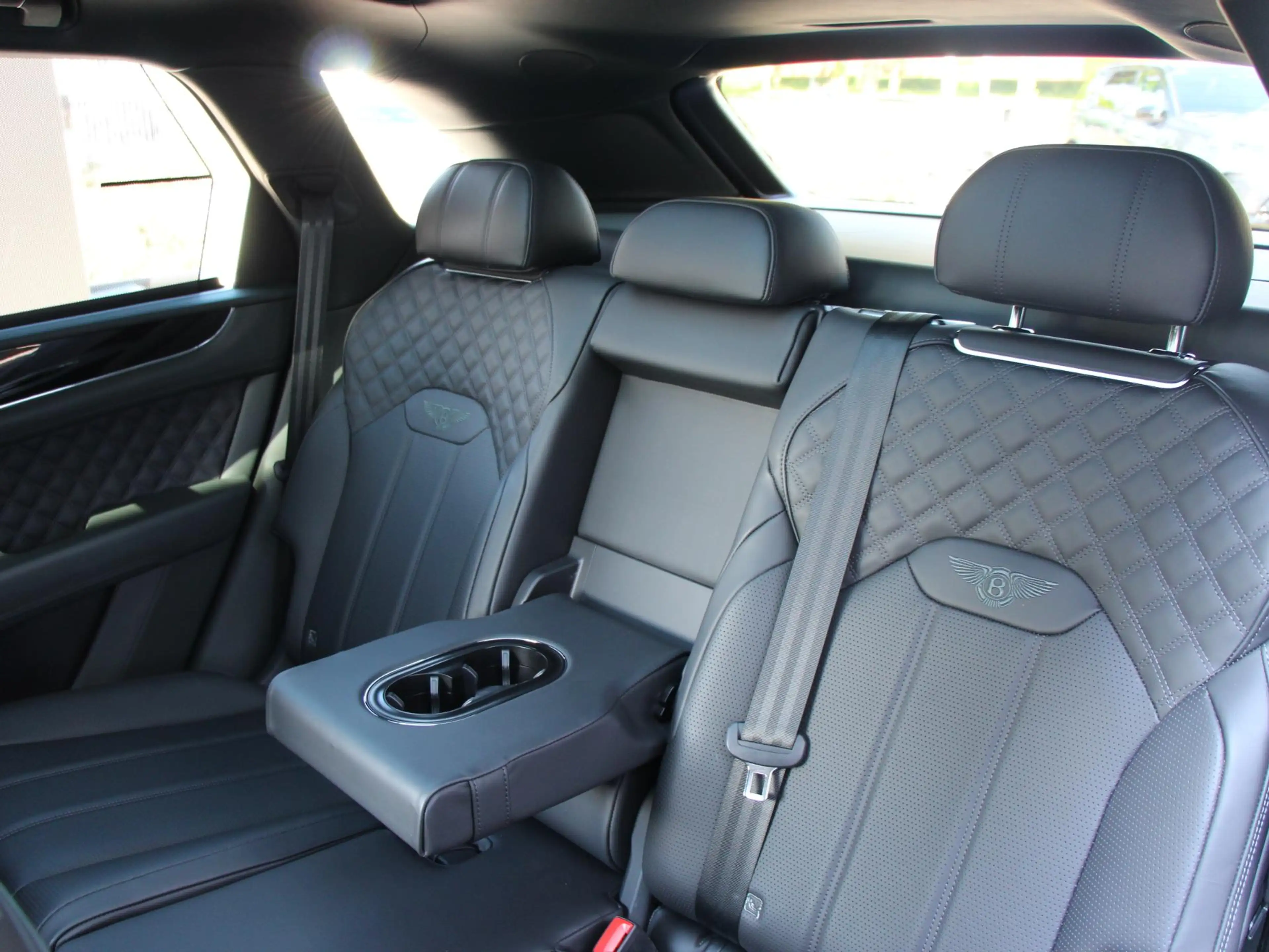 Bentley Bentayga 3.0 V6 Hybrid S | Naim | Massage | Comfort Spec | — photo 46