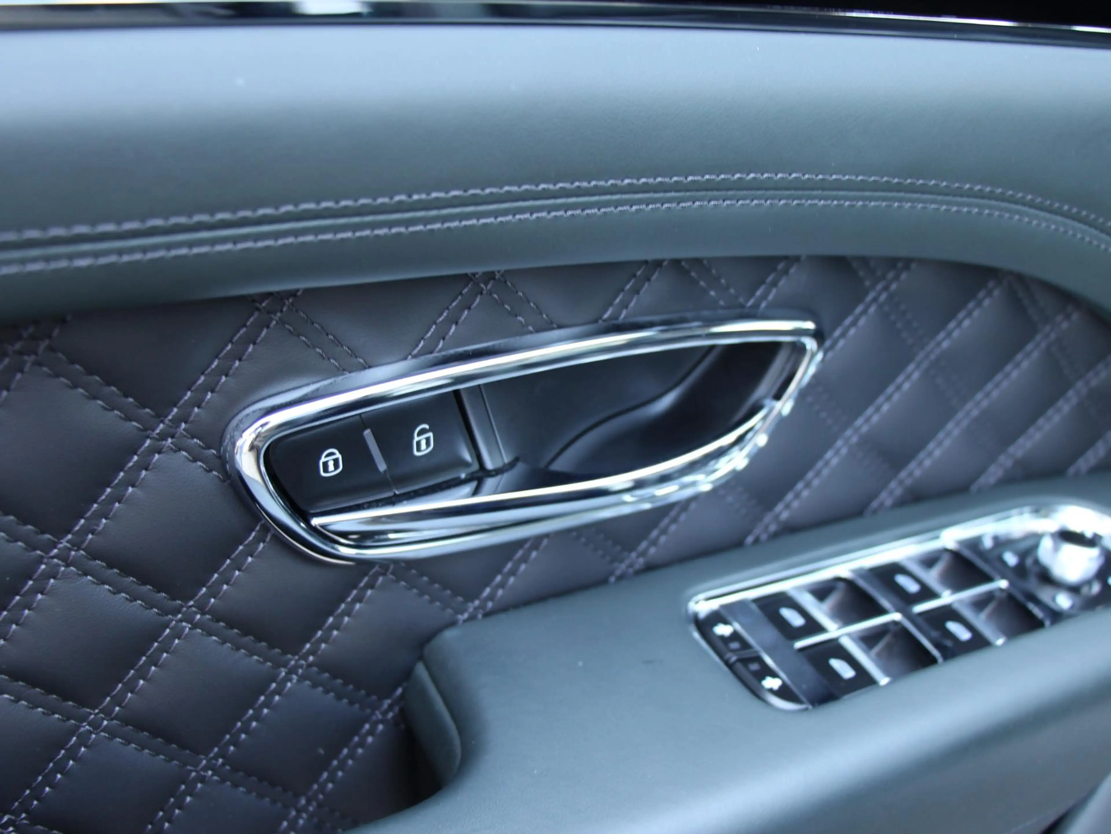 Bentley Bentayga 3.0 V6 Hybrid S | Naim | Massage | Comfort Spec | — photo 19