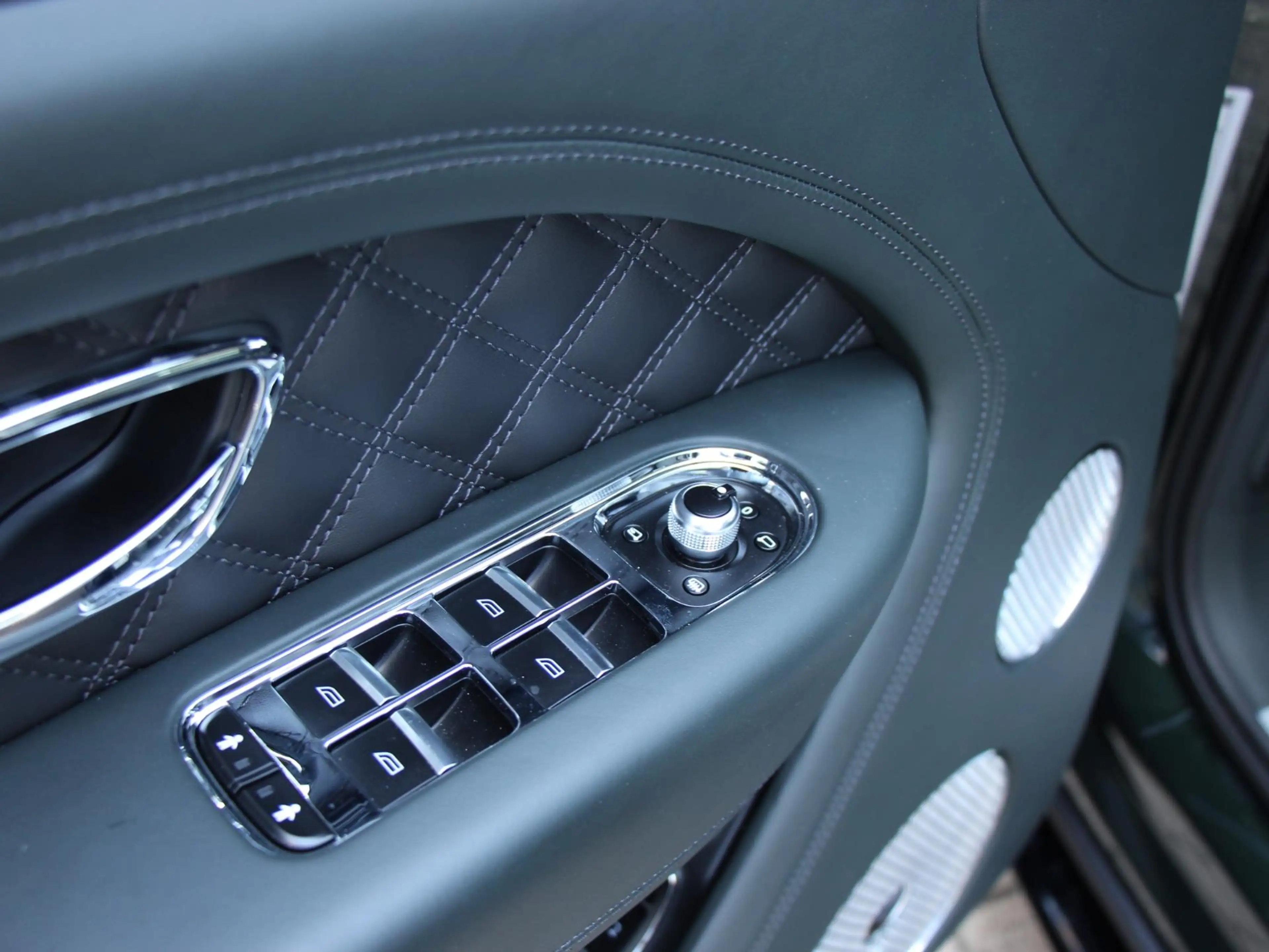 Bentley Bentayga 3.0 V6 Hybrid S | Naim | Massage | Comfort Spec | — photo 20