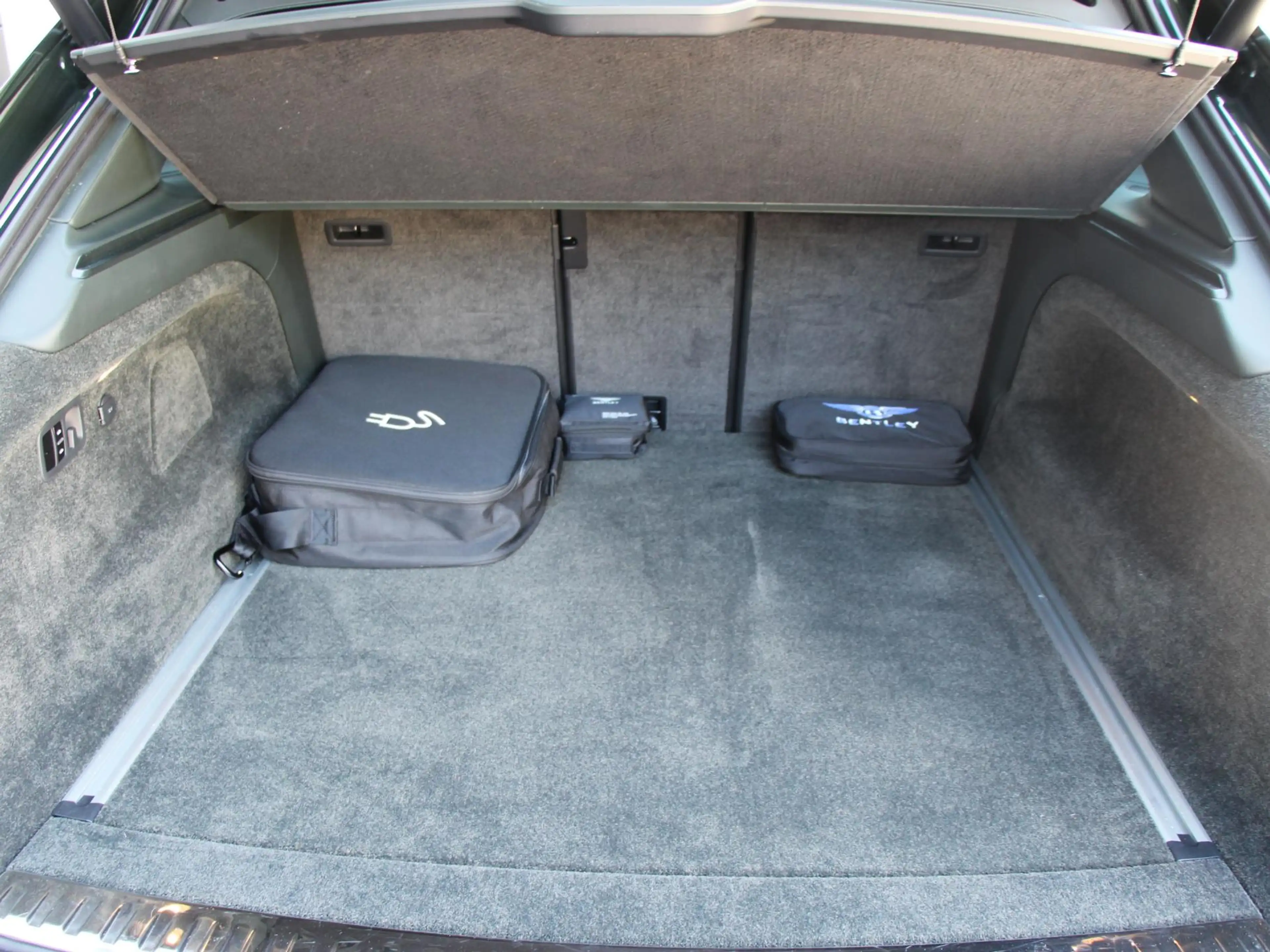Bentley Bentayga 3.0 V6 Hybrid S | Naim | Massage | Comfort Spec | — photo 12