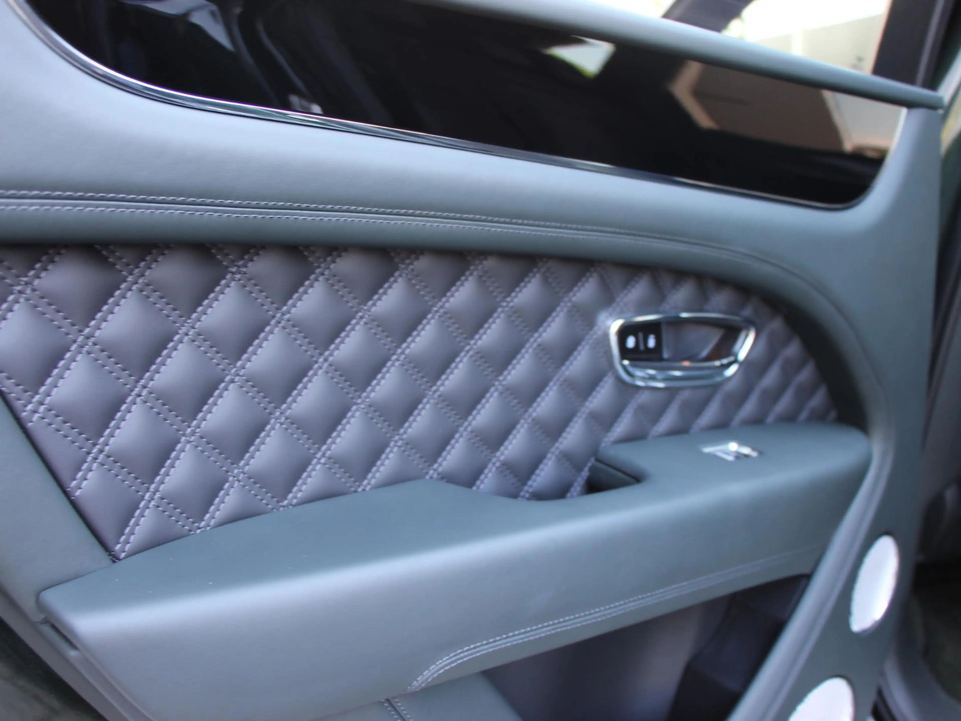 Bentley Bentayga 3.0 V6 Hybrid S | Naim | Massage | Comfort Spec | — photo 44