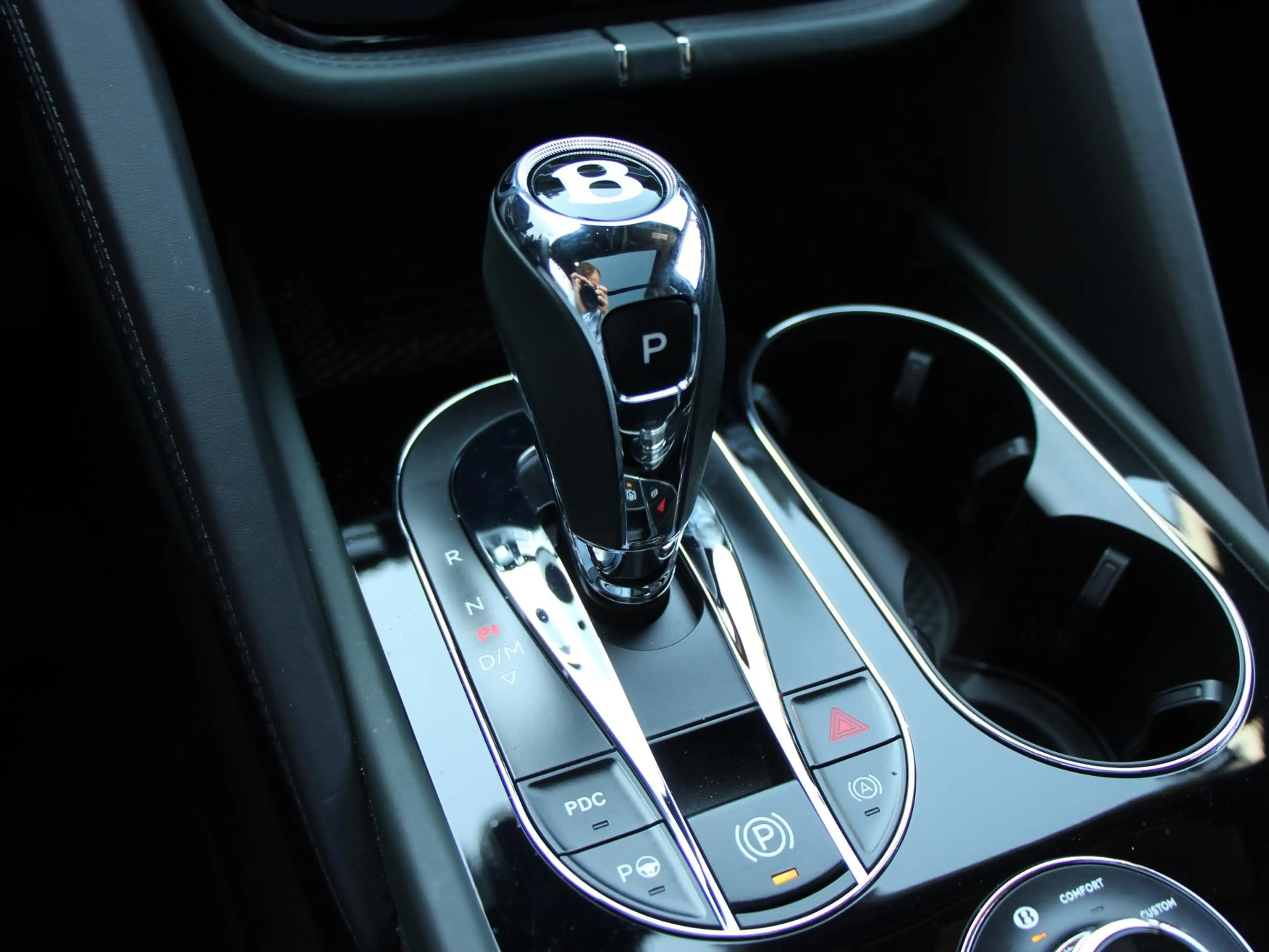 Bentley Bentayga 3.0 V6 Hybrid S | Naim | Massage | Comfort Spec | — photo 31