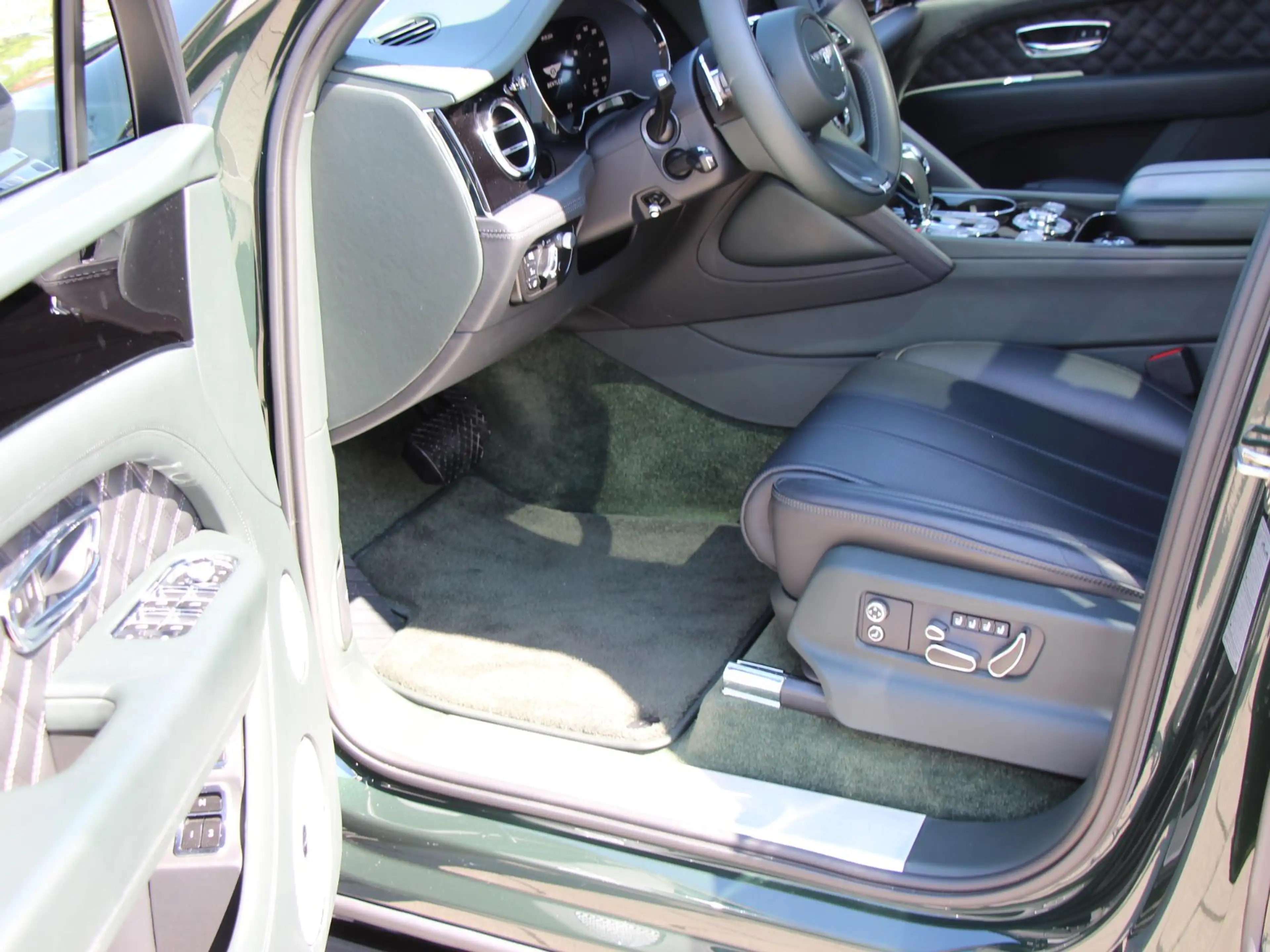 Bentley Bentayga 3.0 V6 Hybrid S | Naim | Massage | Comfort Spec | — photo 17