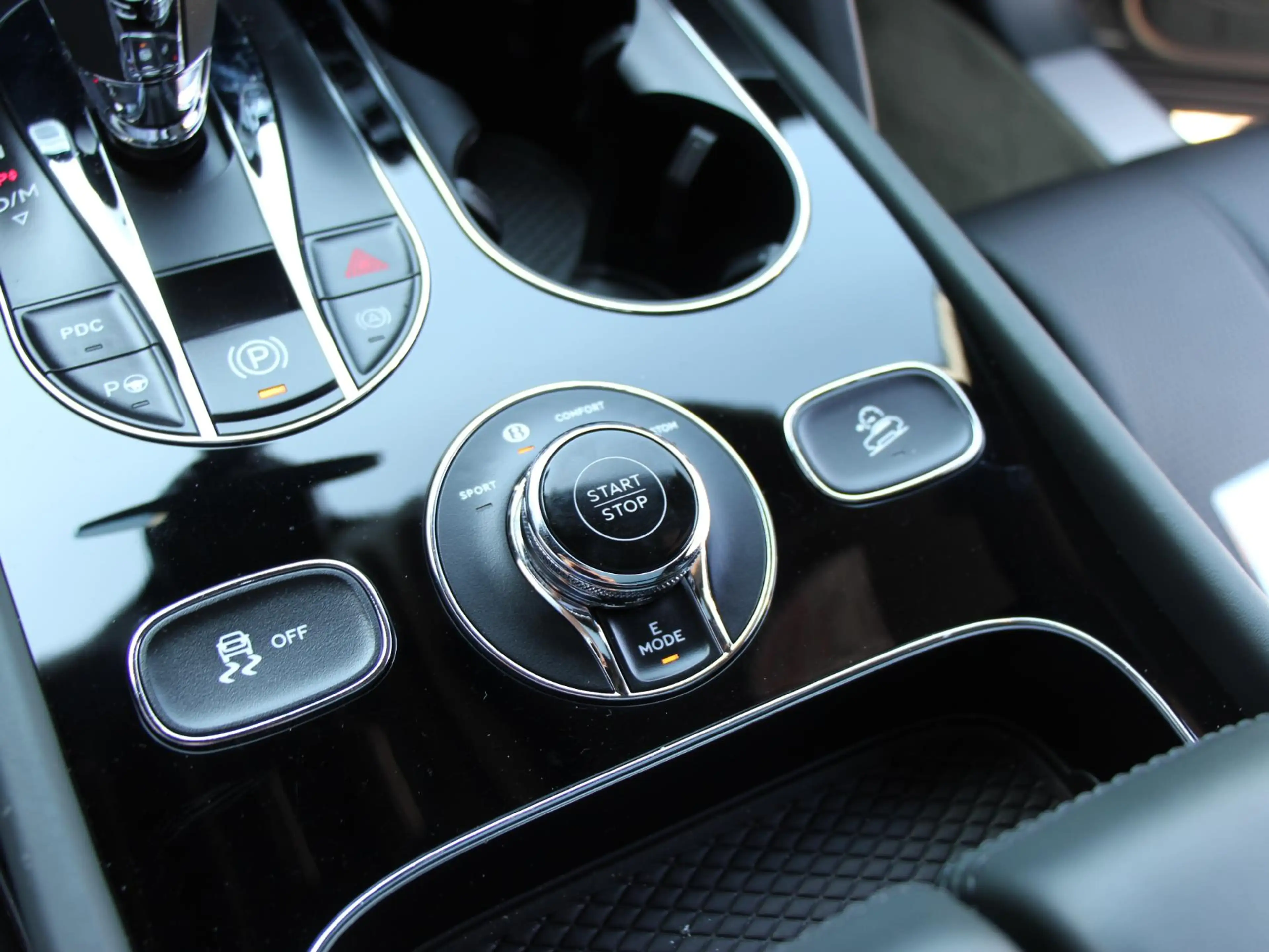 Bentley Bentayga 3.0 V6 Hybrid S | Naim | Massage | Comfort Spec | — photo 32