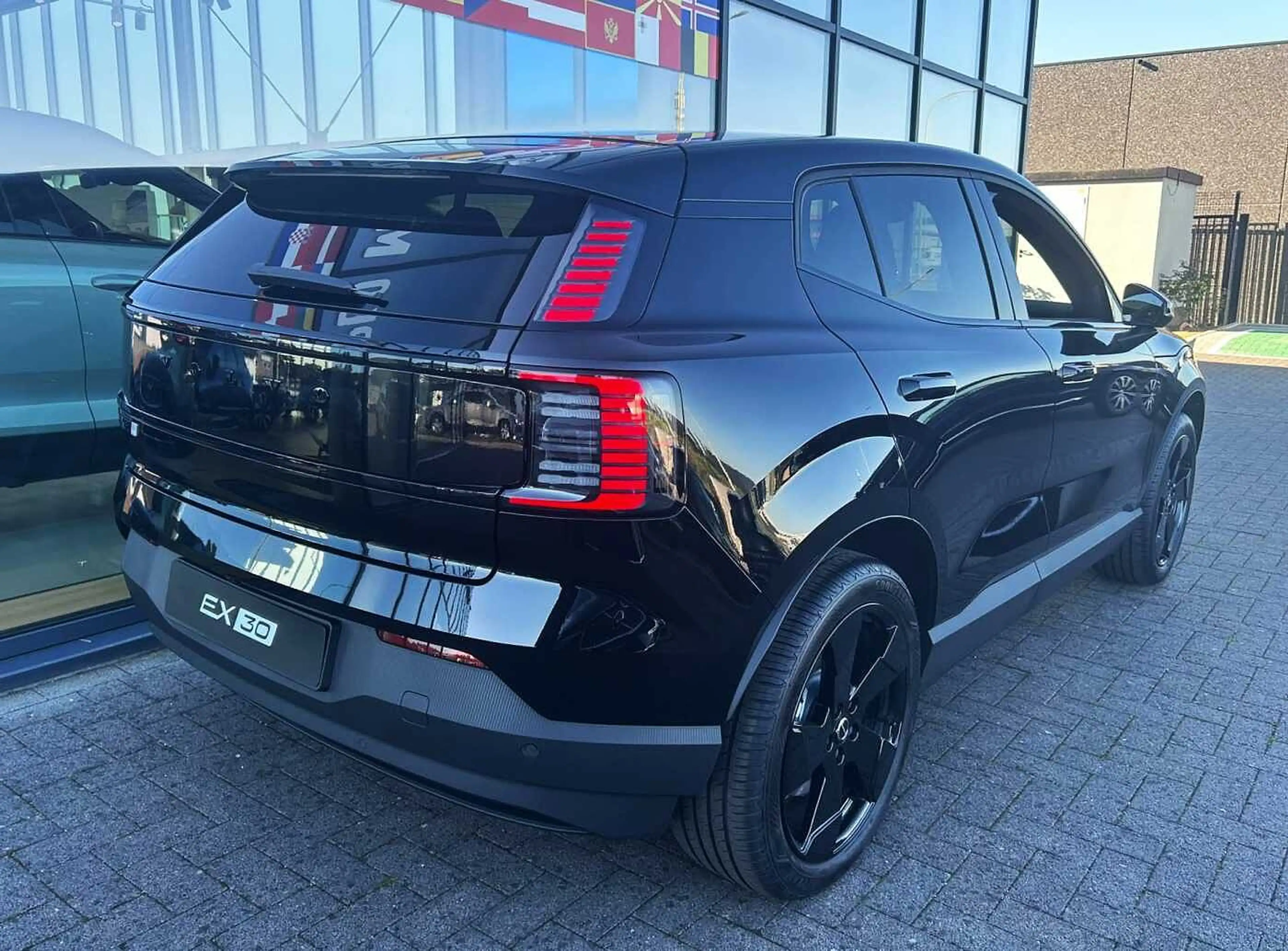 Volvo EX30 Black Edition Plus, Single Motor Extended Range — photo 5