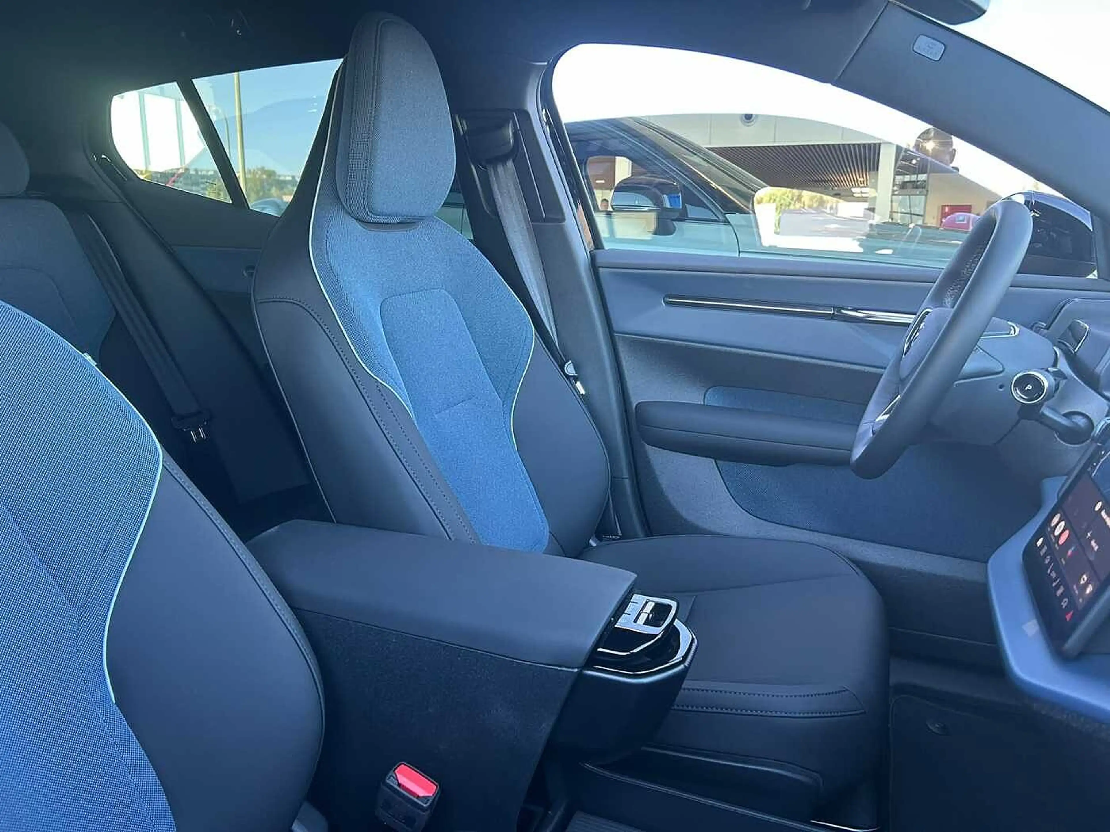 Volvo EX30 Black Edition Plus, Single Motor Extended Range — photo 10