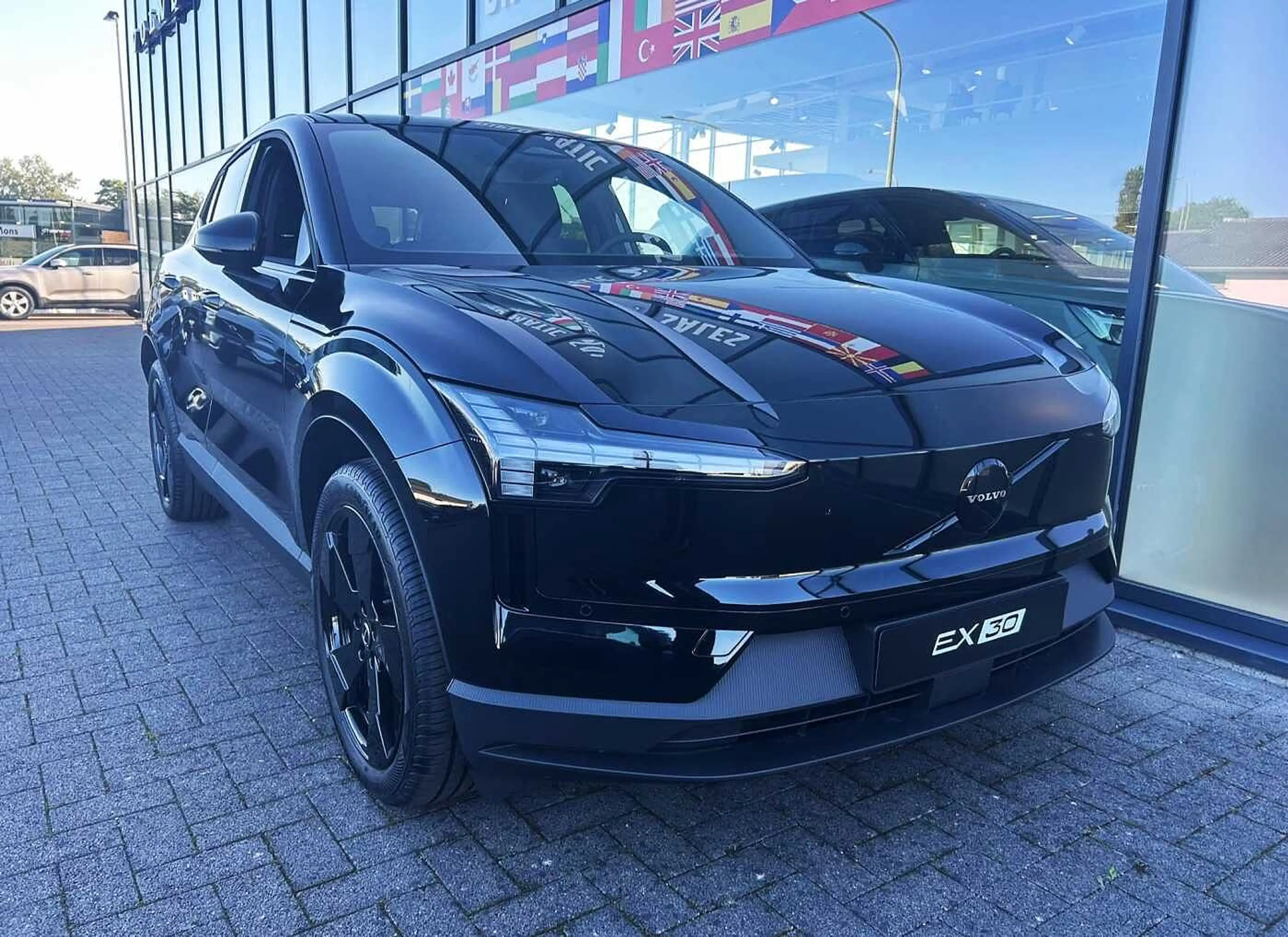 Volvo EX30 Black Edition Plus, Single Motor Extended Range — photo 4