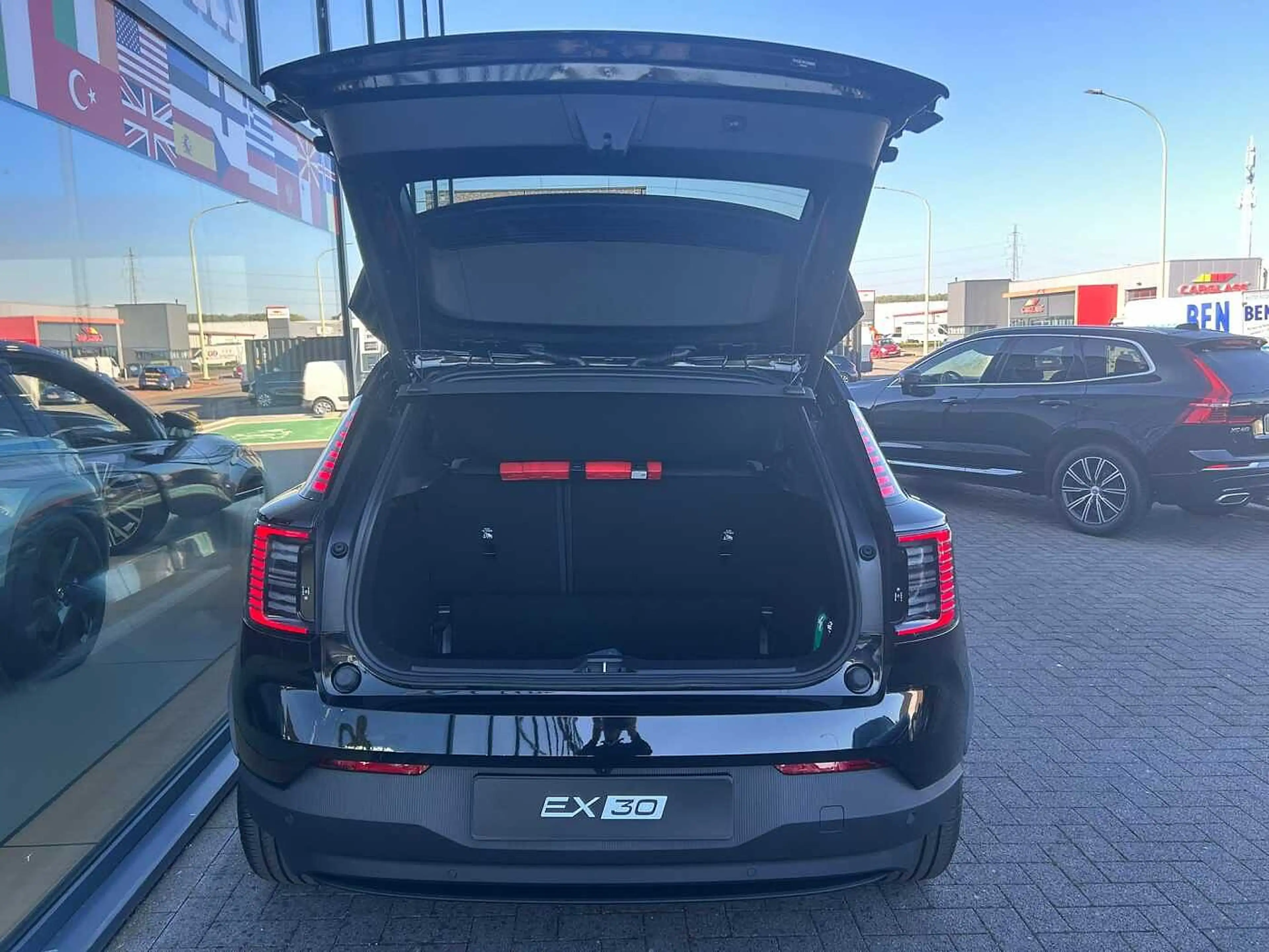 Volvo EX30 Black Edition Plus, Single Motor Extended Range — photo 6