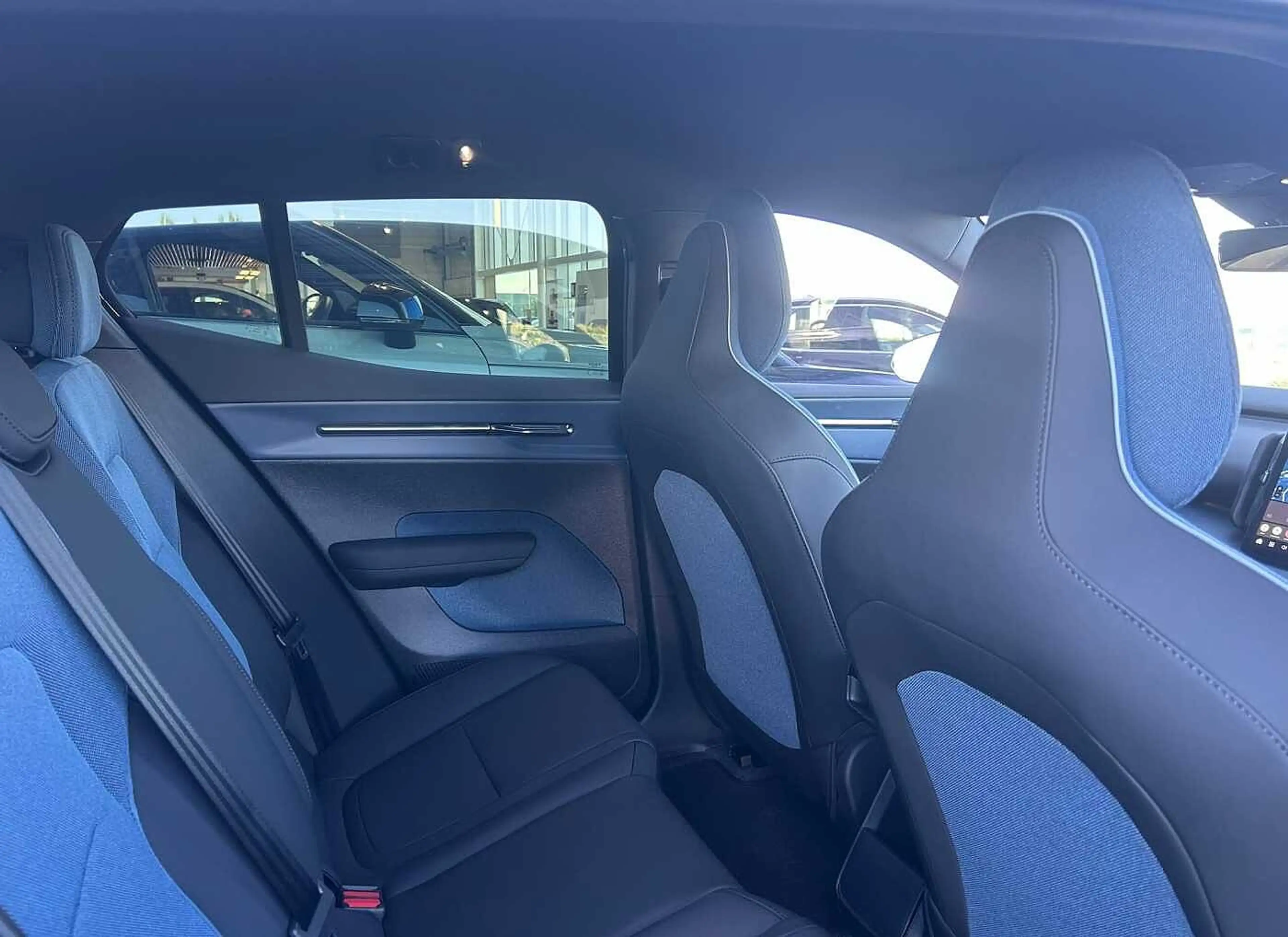 Volvo EX30 Black Edition Plus, Single Motor Extended Range — photo 11
