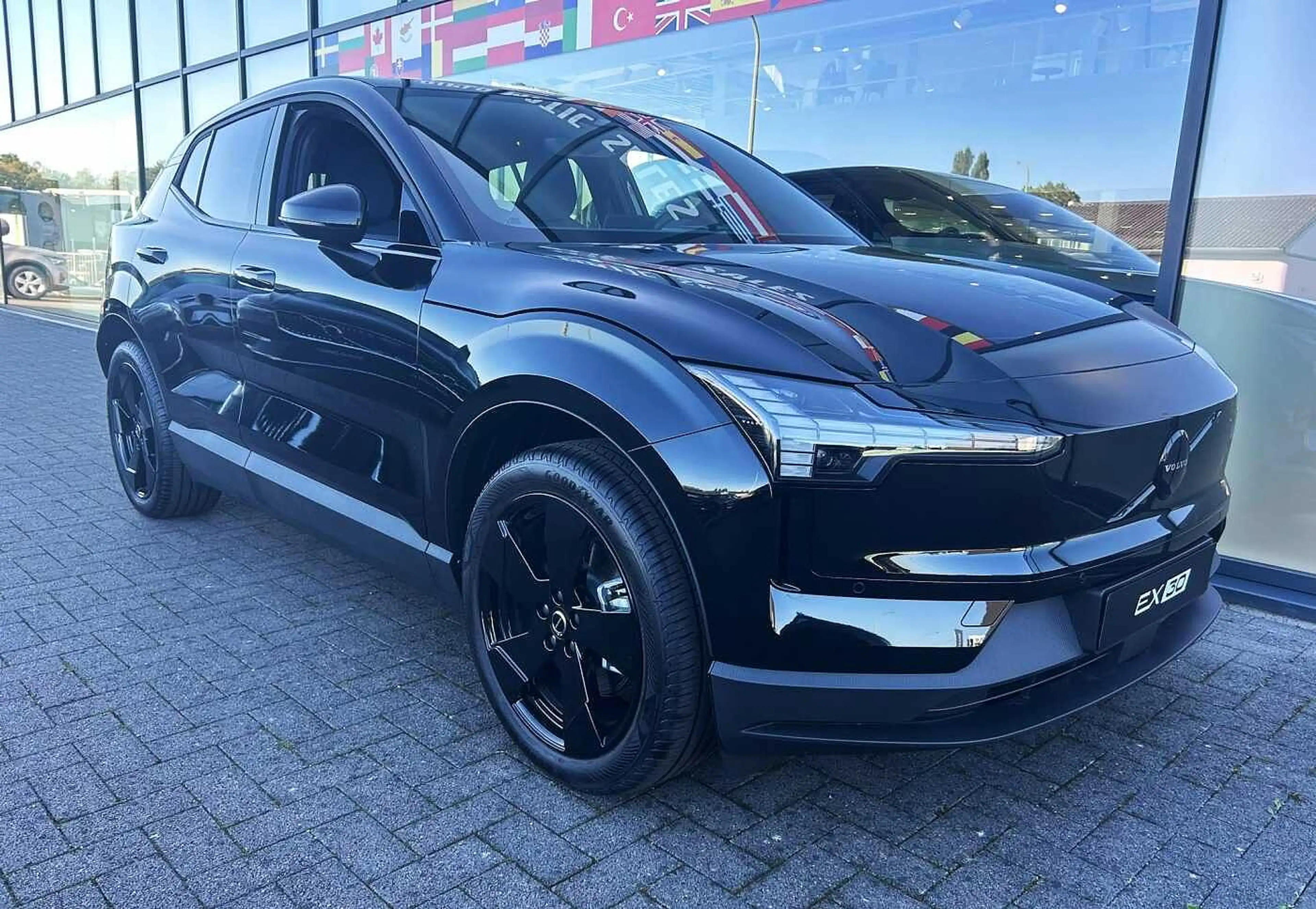 Volvo EX30 Black Edition Plus, Single Motor Extended Range — photo 3