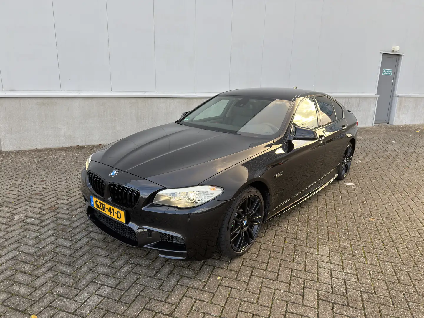 BMW 528 BMW 528i F10 - M5 EVOLOOK | Sportuitlaat | Vol opt Zwart - 1