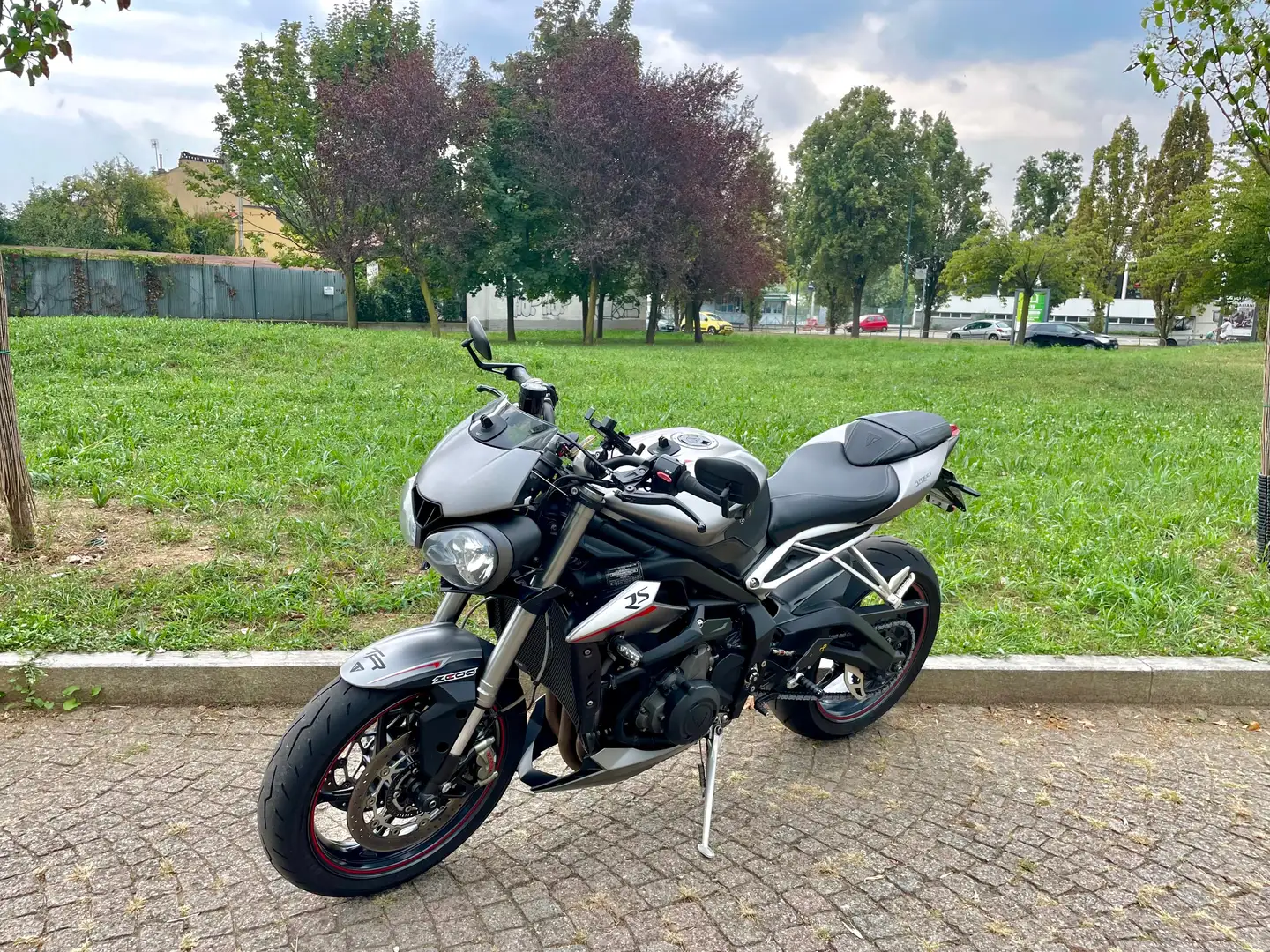 Triumph Street Triple RS 765 RS Grigio - 1