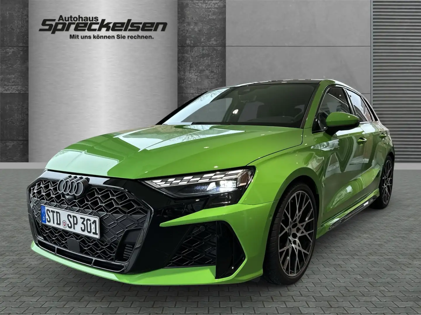 Audi RS3 Sportback 2.5 TFSI quattro++Matrix LED++Panorama++ Grün - 1