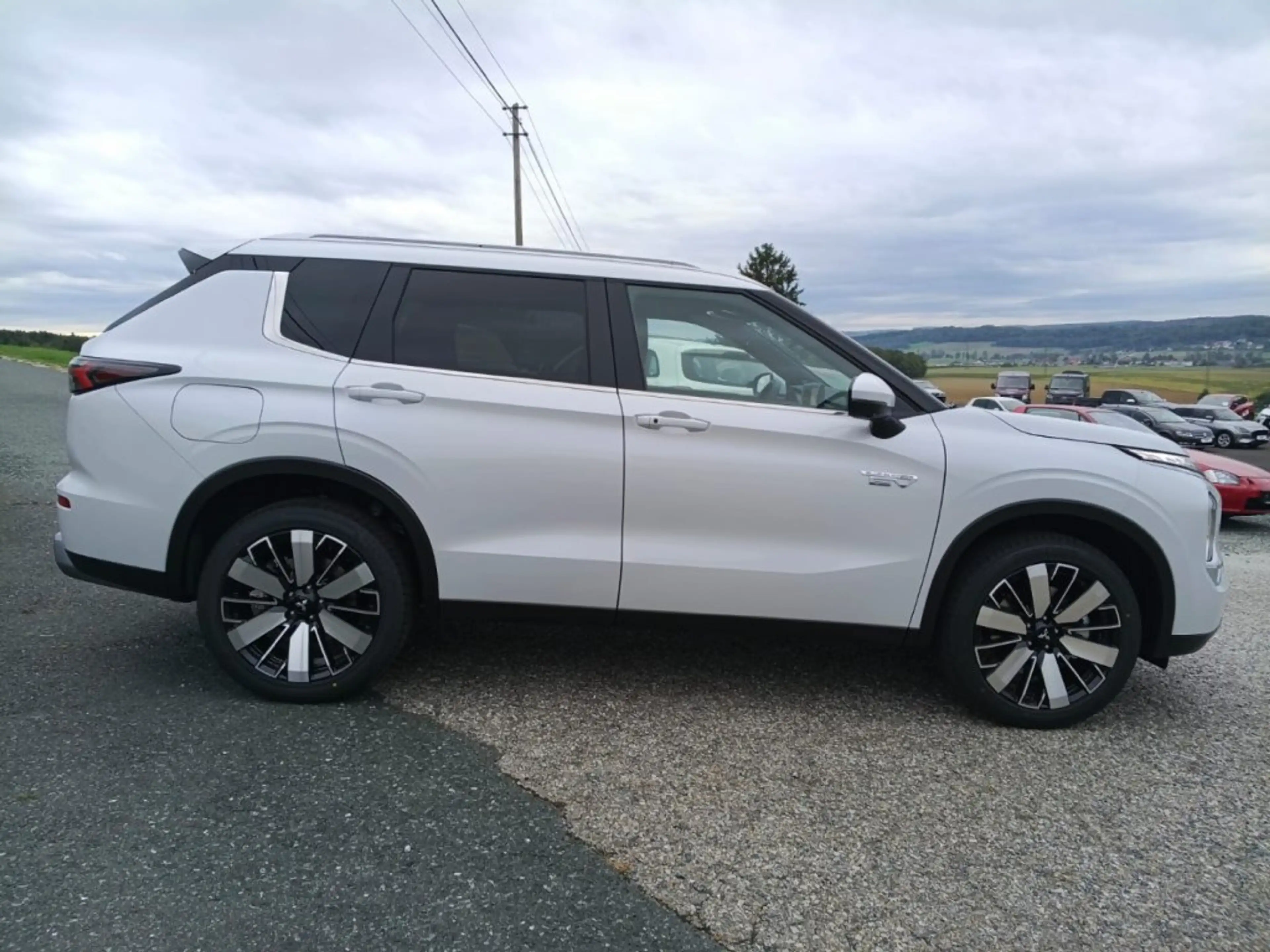 Mitsubishi Outlander PHEV 2,4 4WD Allrad Intense — photo 5