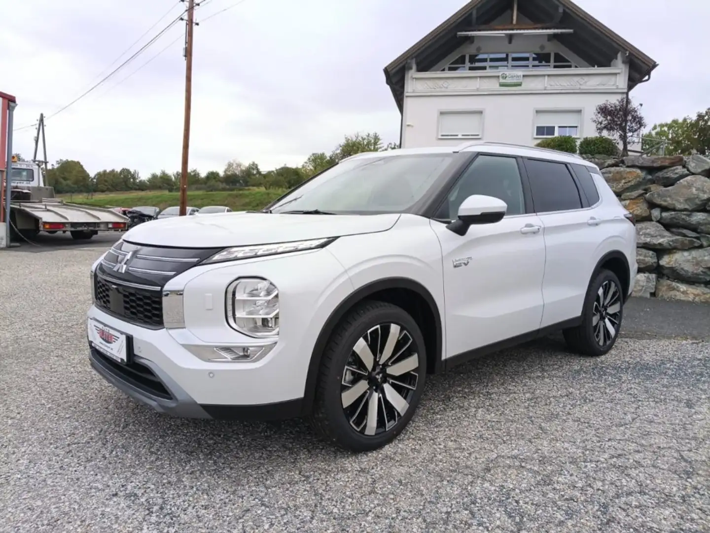 Mitsubishi Outlander PHEV 2,4 4WD Allrad Intense Weiß - 1