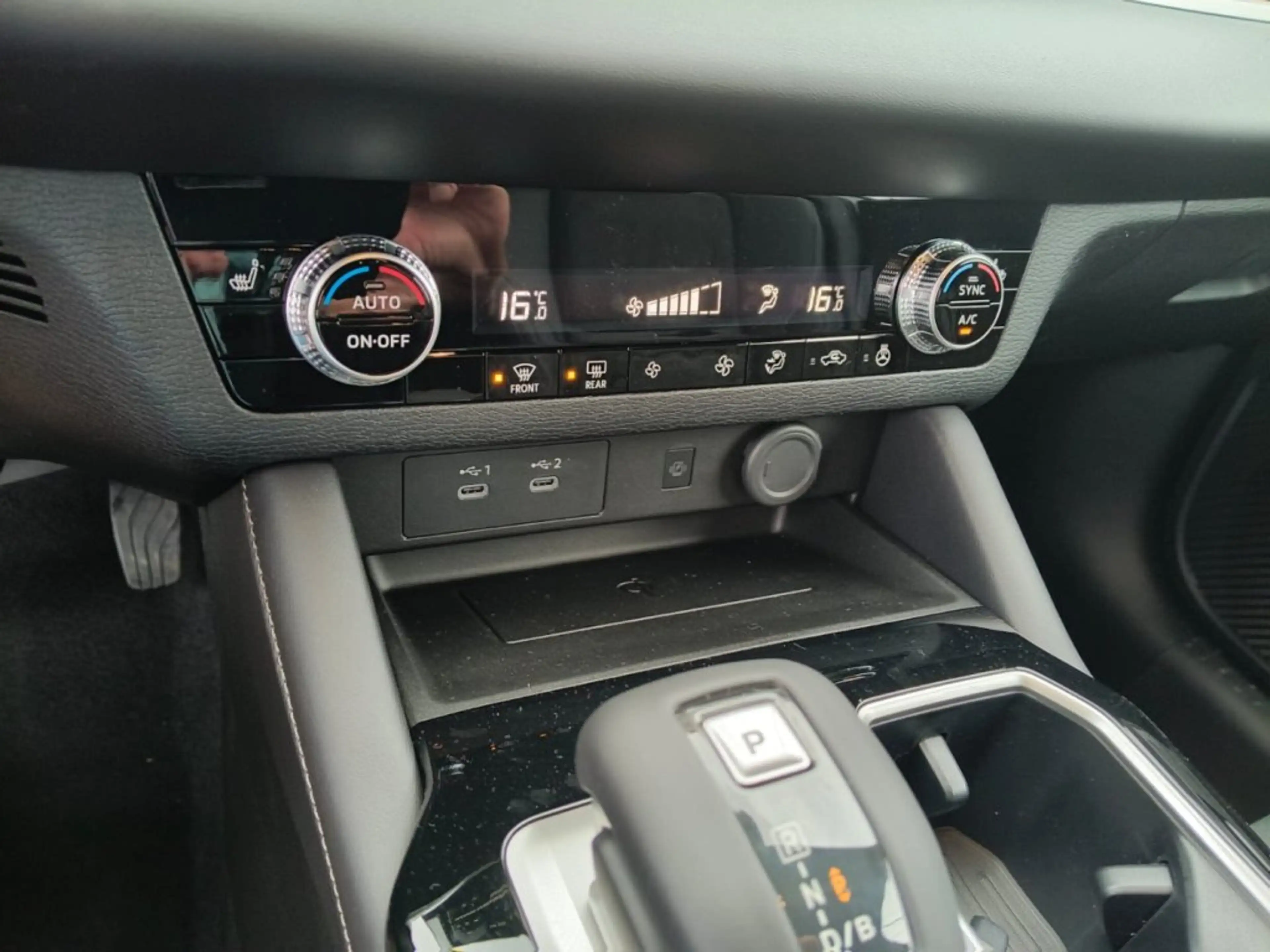 Mitsubishi Outlander PHEV 2,4 4WD Allrad Intense — photo 15