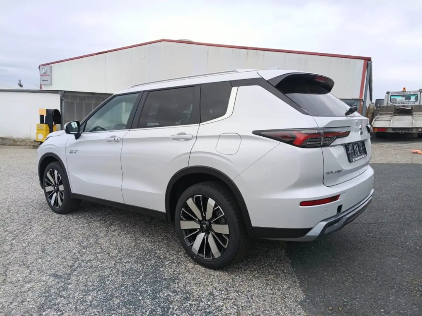 Mitsubishi Outlander PHEV 2,4 4WD Allrad Intense Weiß - 2