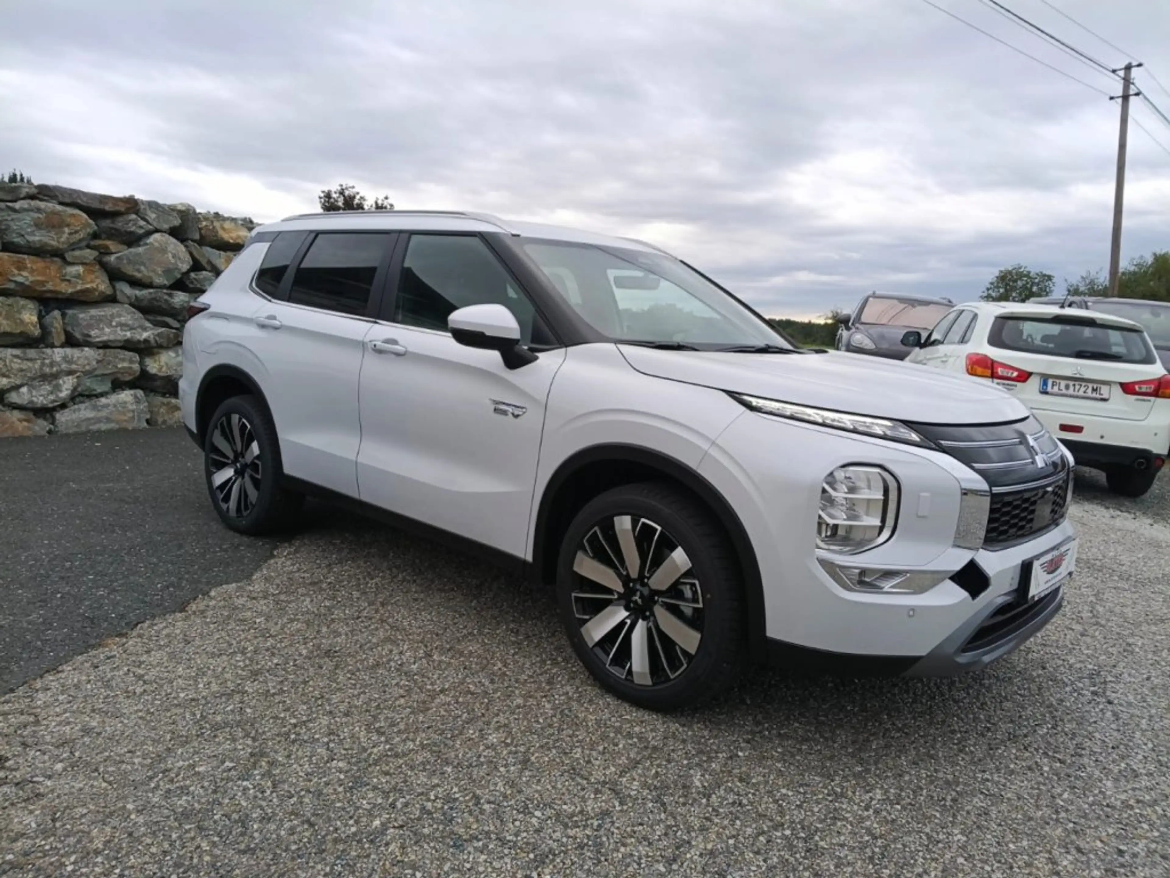 Mitsubishi Outlander PHEV 2,4 4WD Allrad Intense — photo 4
