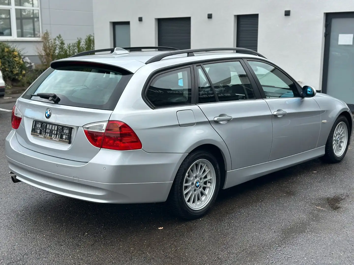 BMW 318 i Touring AUTOMATIK/HU NEU/PDC V+H/VIELES NEU Plateado - 2