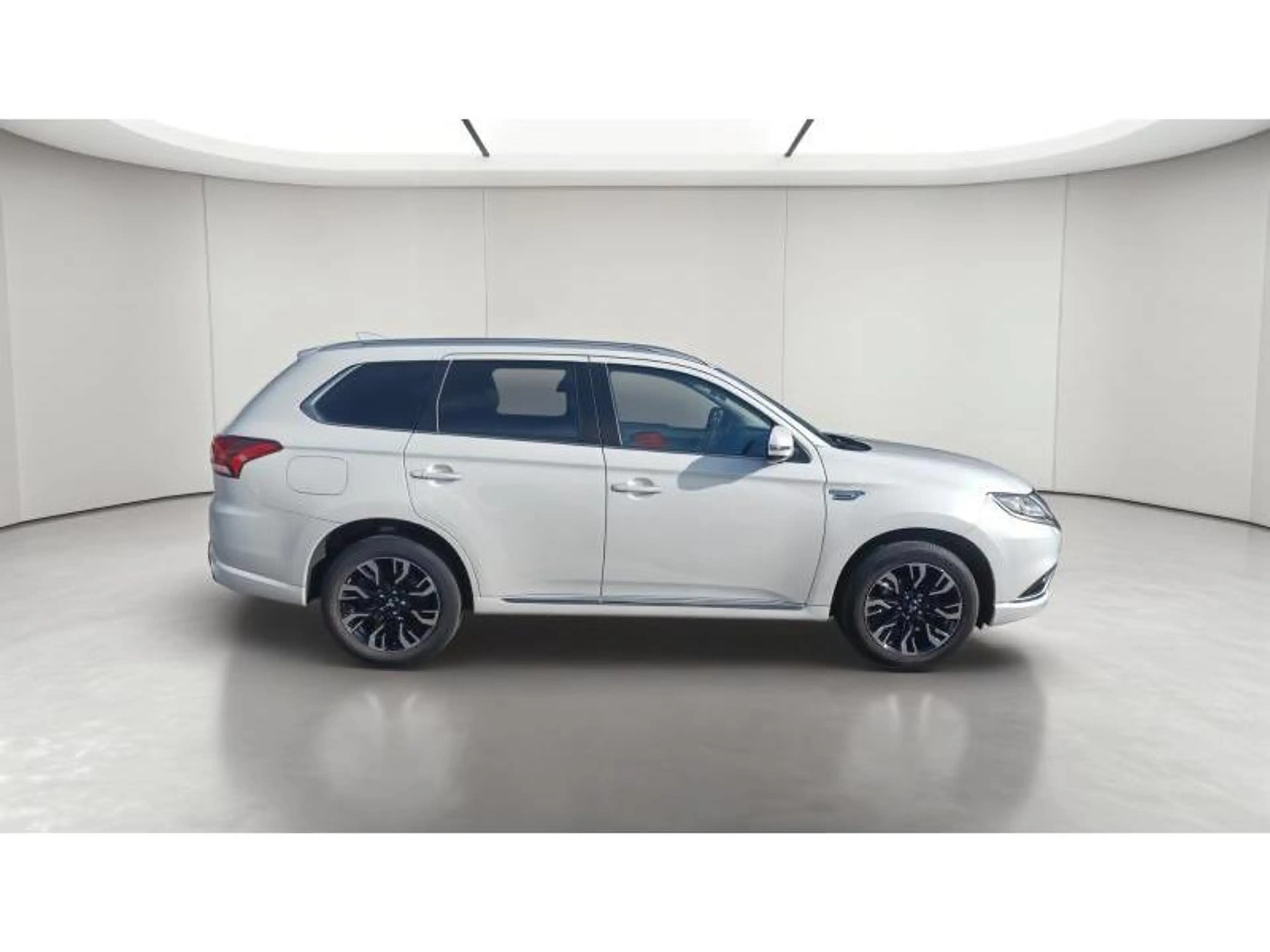 Mitsubishi Outlander PHEV — photo 5