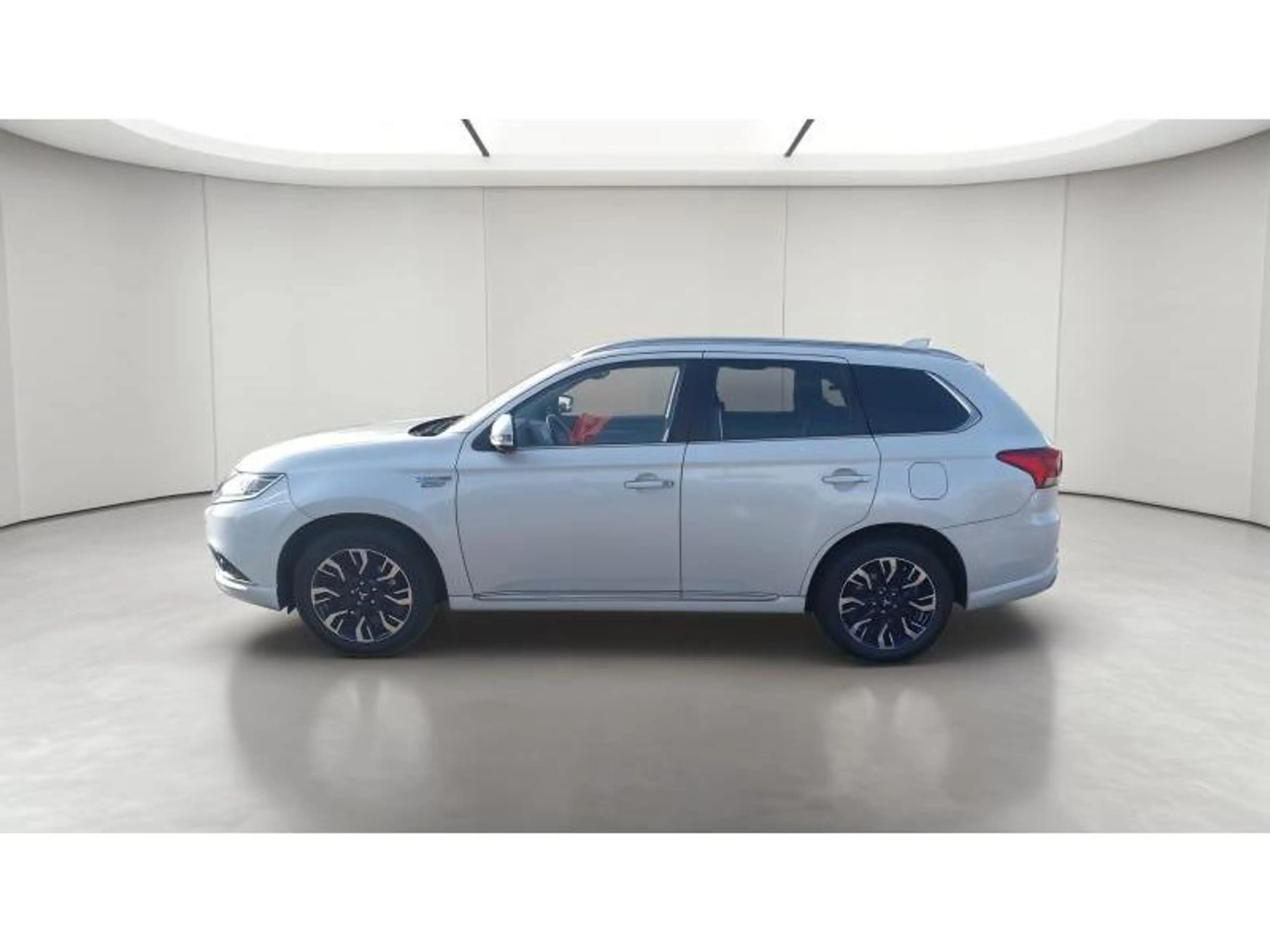 Mitsubishi Outlander PHEV — photo 2