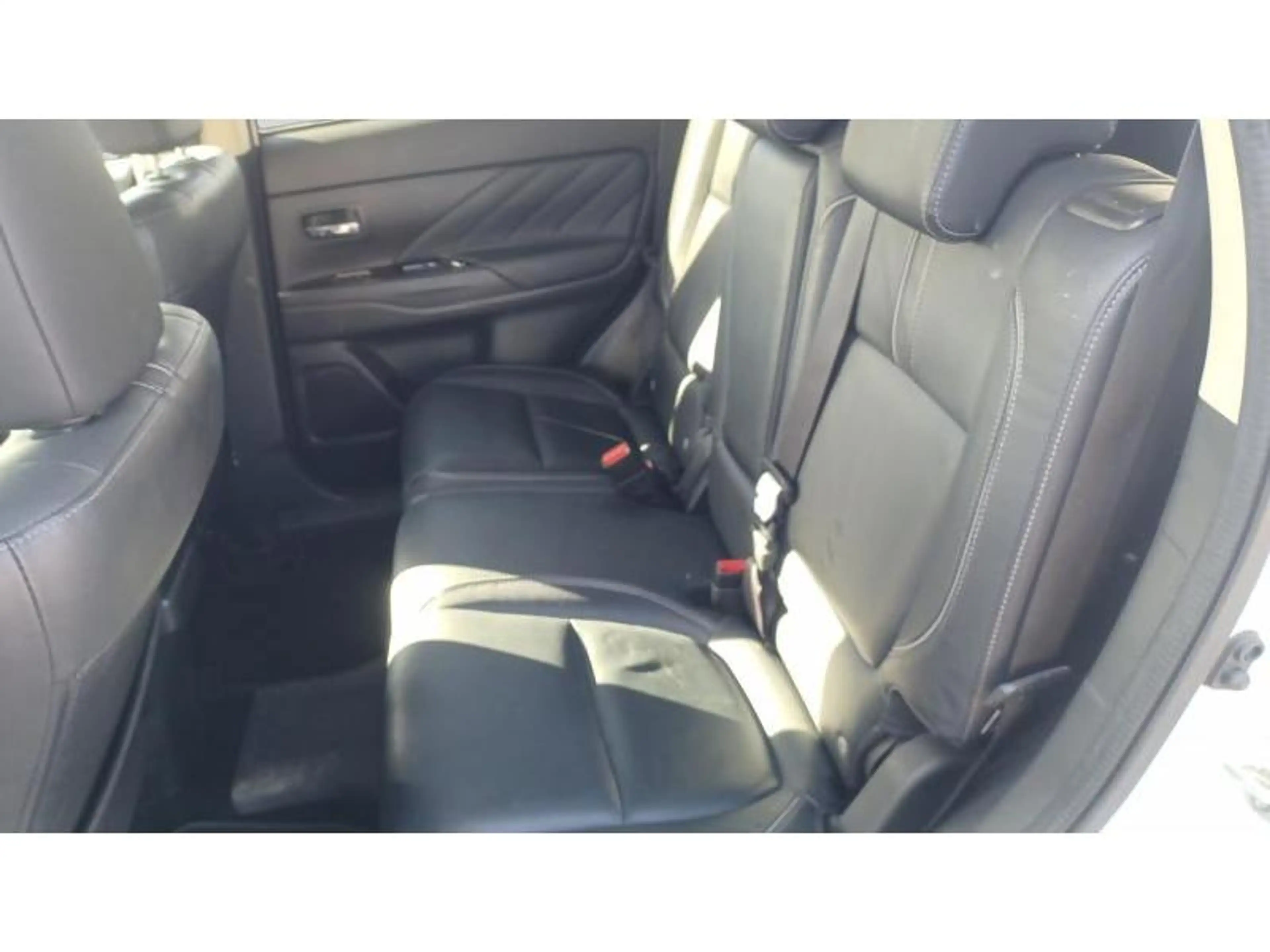 Mitsubishi Outlander PHEV — photo 11