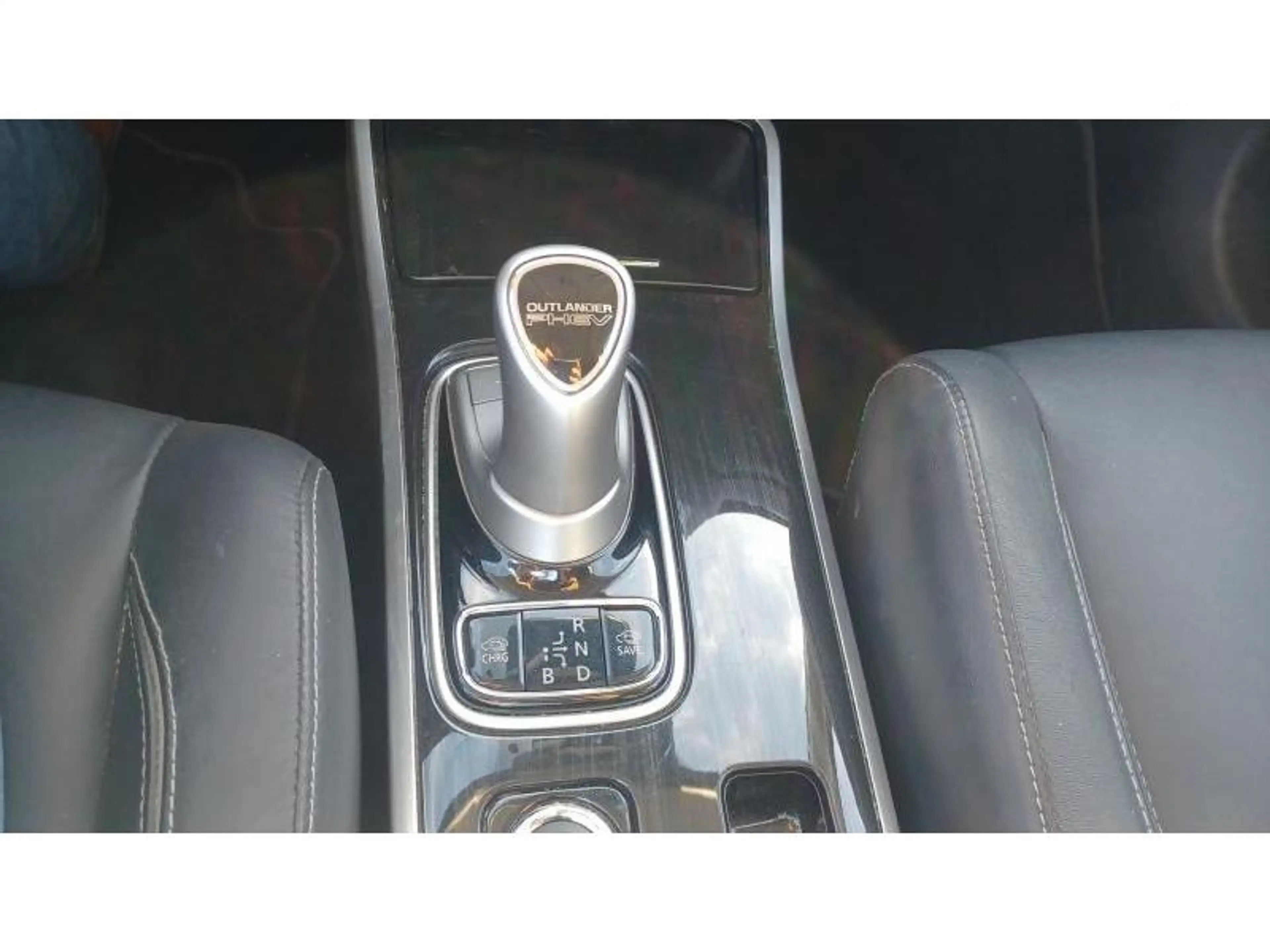 Mitsubishi Outlander PHEV — photo 12