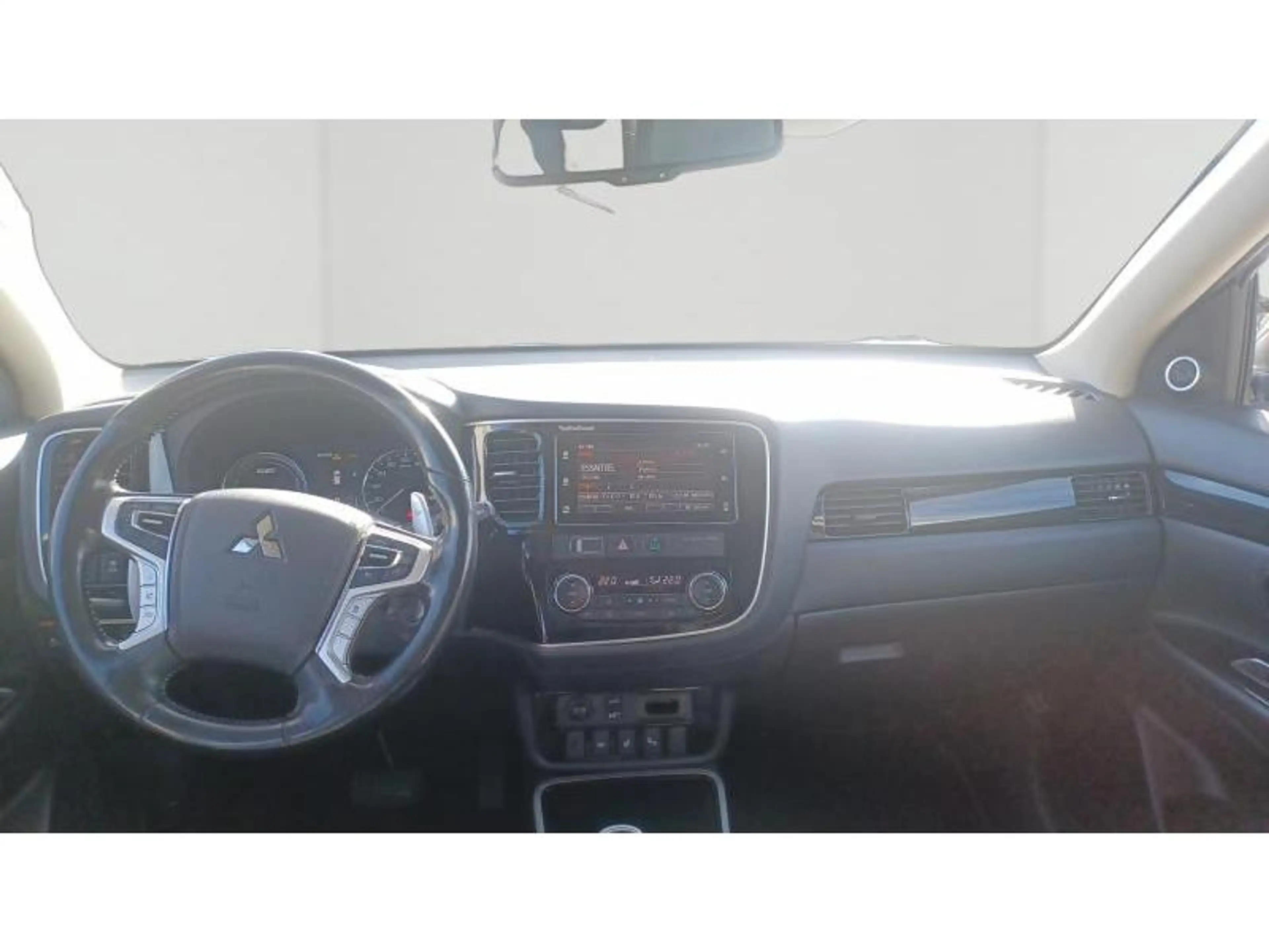 Mitsubishi Outlander PHEV — photo 13