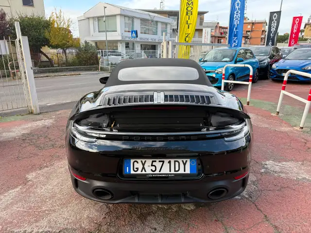 Porsche 911 view 7