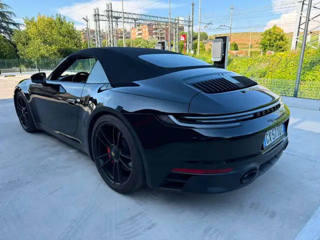 Porsche 911 view 6